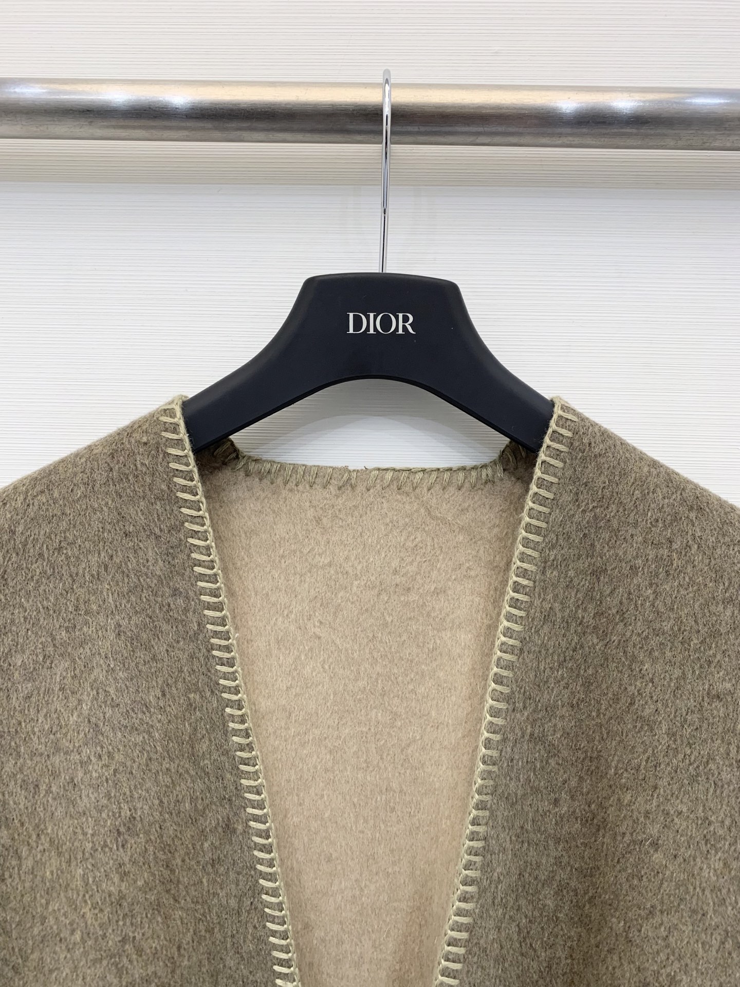 Marni 25秋冬最新款 双面羊绒披肩大斗篷 定制10羊绒90羊毛呢面料 质感细腻挺阔 纯手工滚边明线