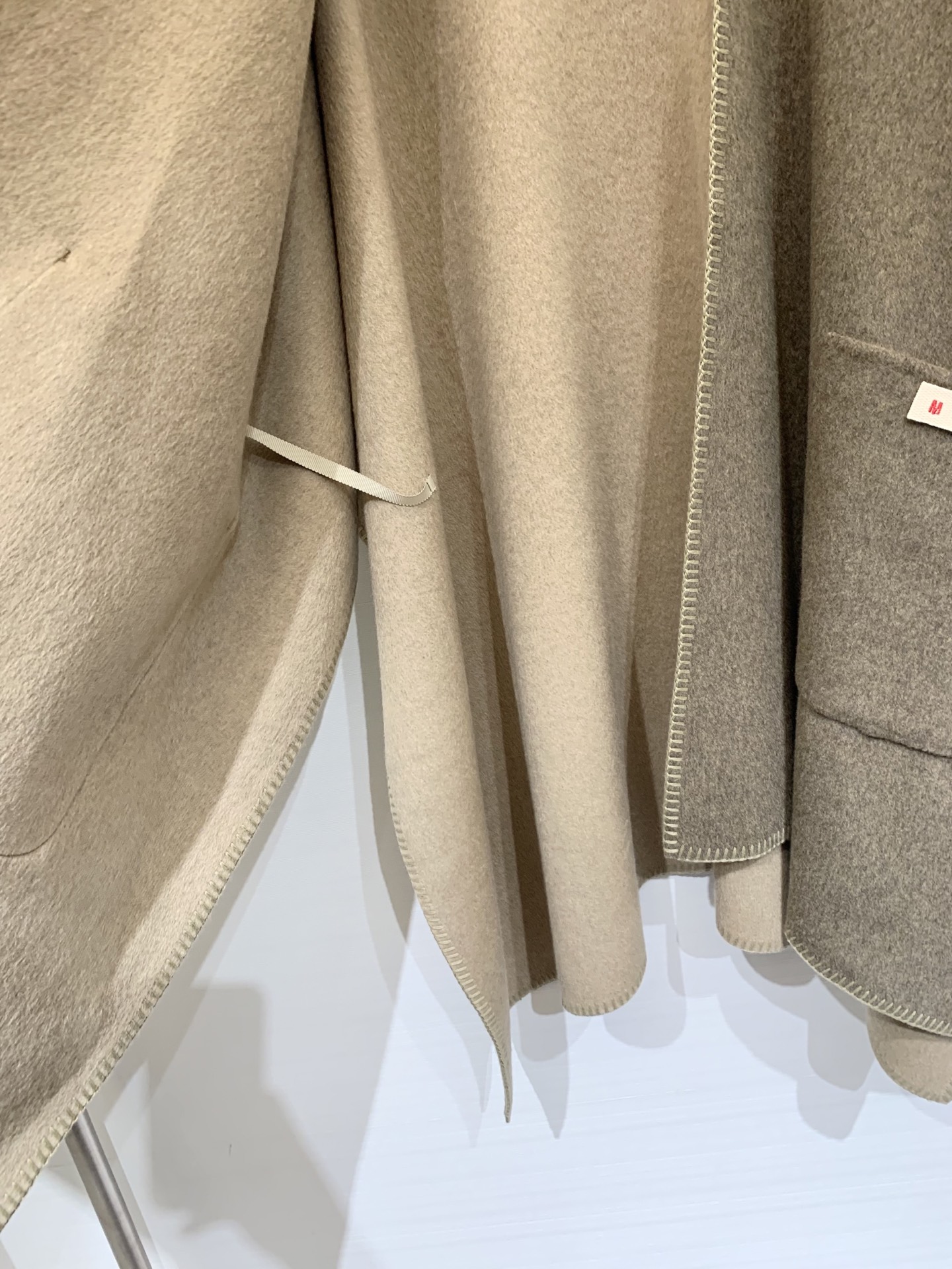 Marni 25秋冬最新款 双面羊绒披肩大斗篷 定制10羊绒90羊毛呢面料 质感细腻挺阔 纯手工滚边明线