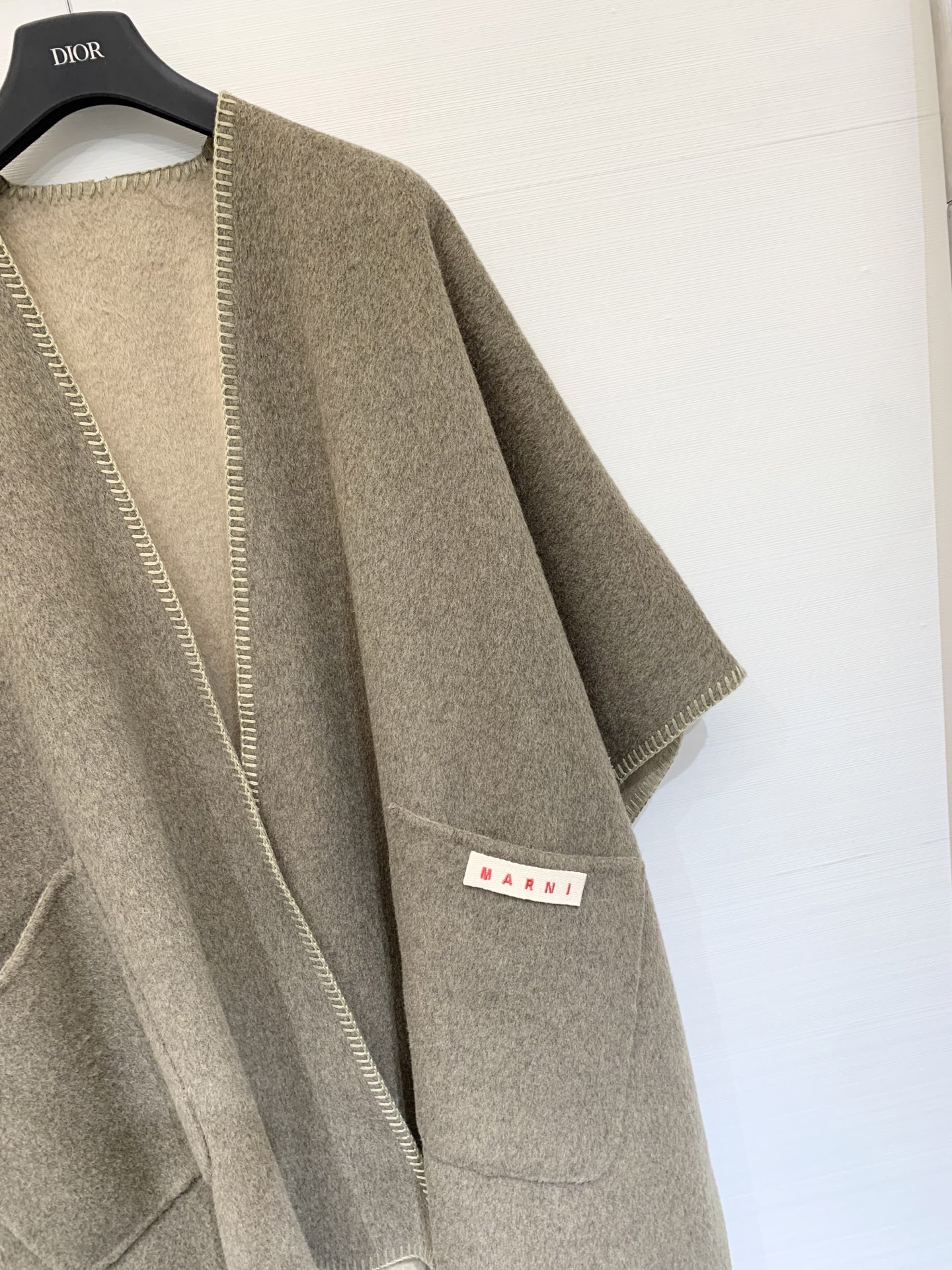 Marni 25秋冬最新款 双面羊绒披肩大斗篷 定制10羊绒90羊毛呢面料 质感细腻挺阔 纯手工滚边明线