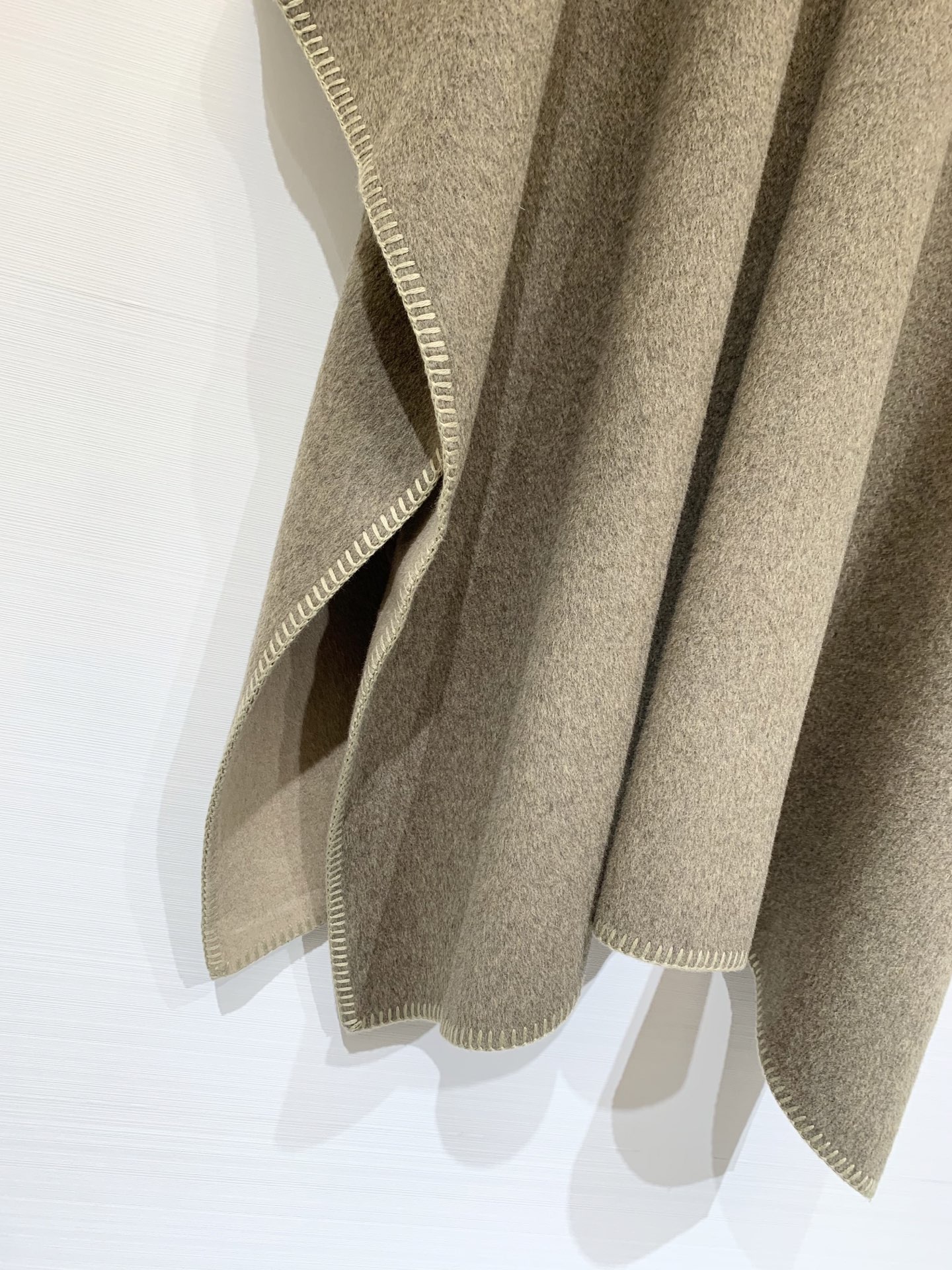 Marni 25秋冬最新款 双面羊绒披肩大斗篷 定制10羊绒90羊毛呢面料 质感细腻挺阔 纯手工滚边明线