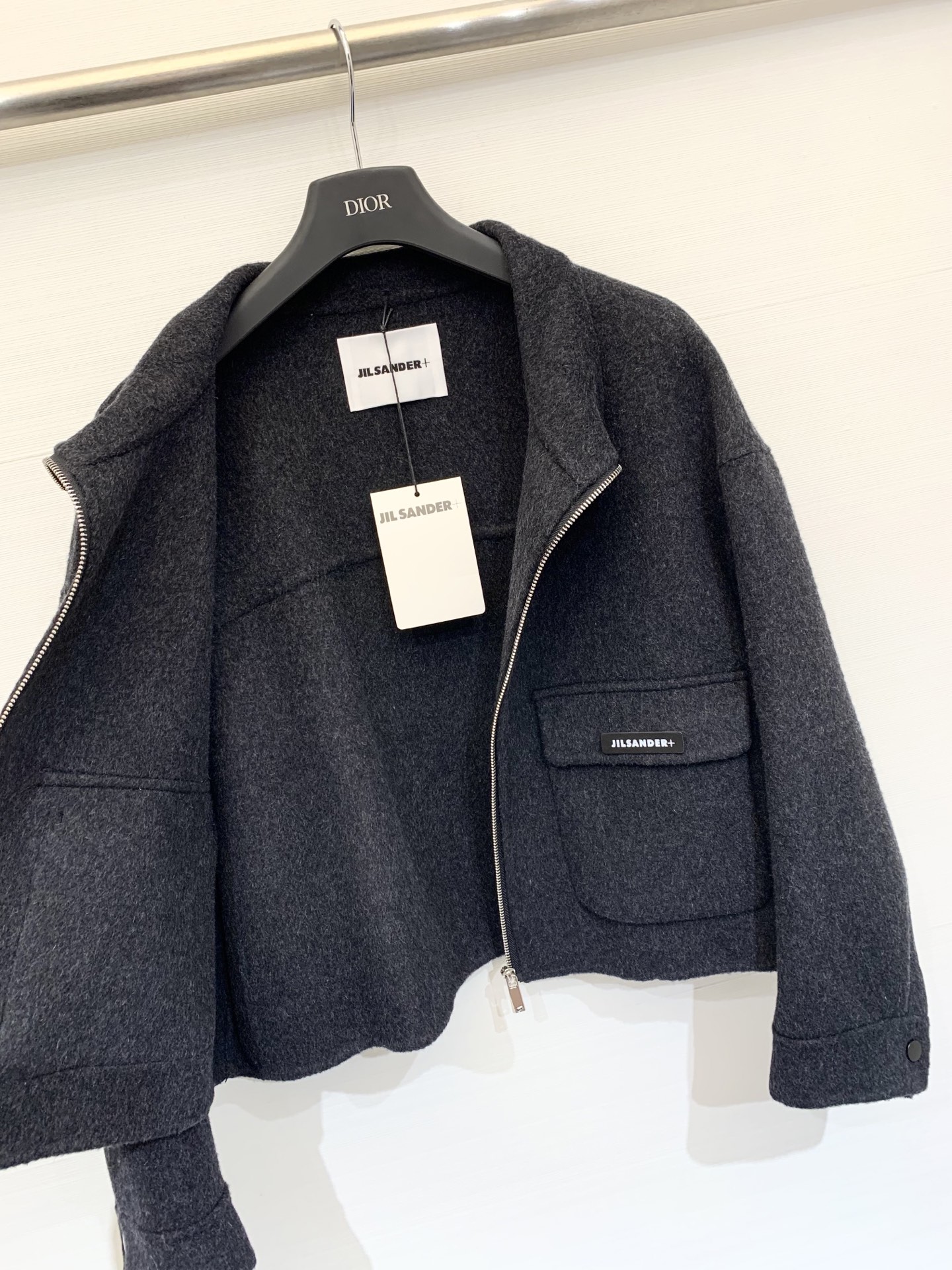 JILSANDER 25秋冬新款 极简双口袋翻领双面羊毛外套 跑量款超高性价比 口袋点缀皮质logo 宽