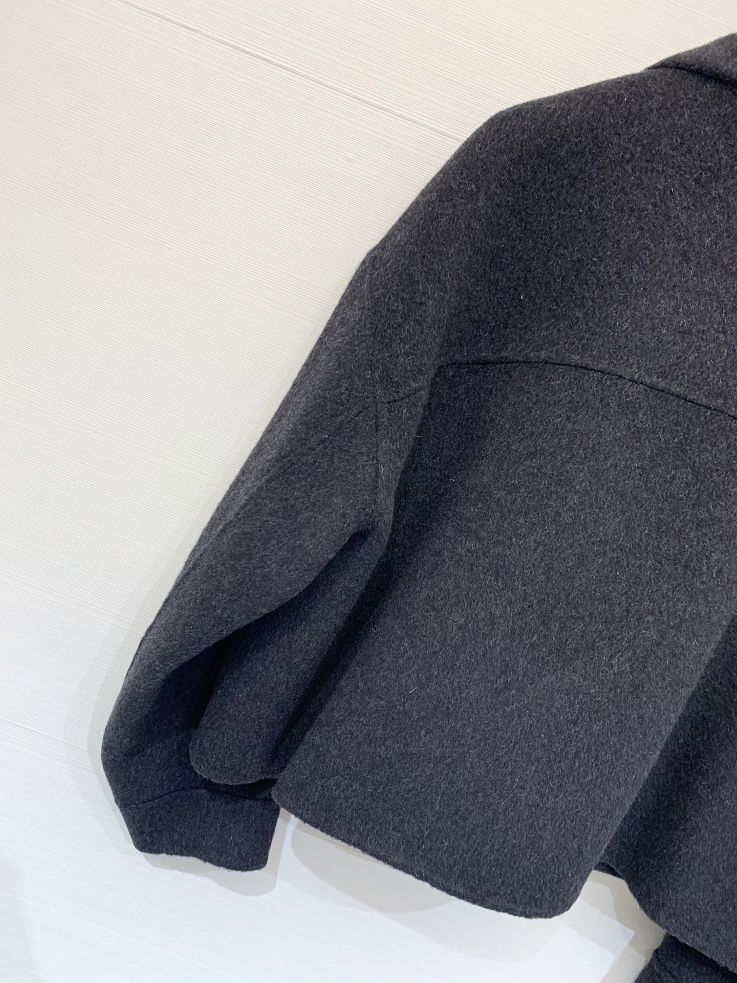 JILSANDER 25秋冬新款 极简双口袋翻领双面羊毛外套 跑量款超高性价比 口袋点缀皮质logo 宽