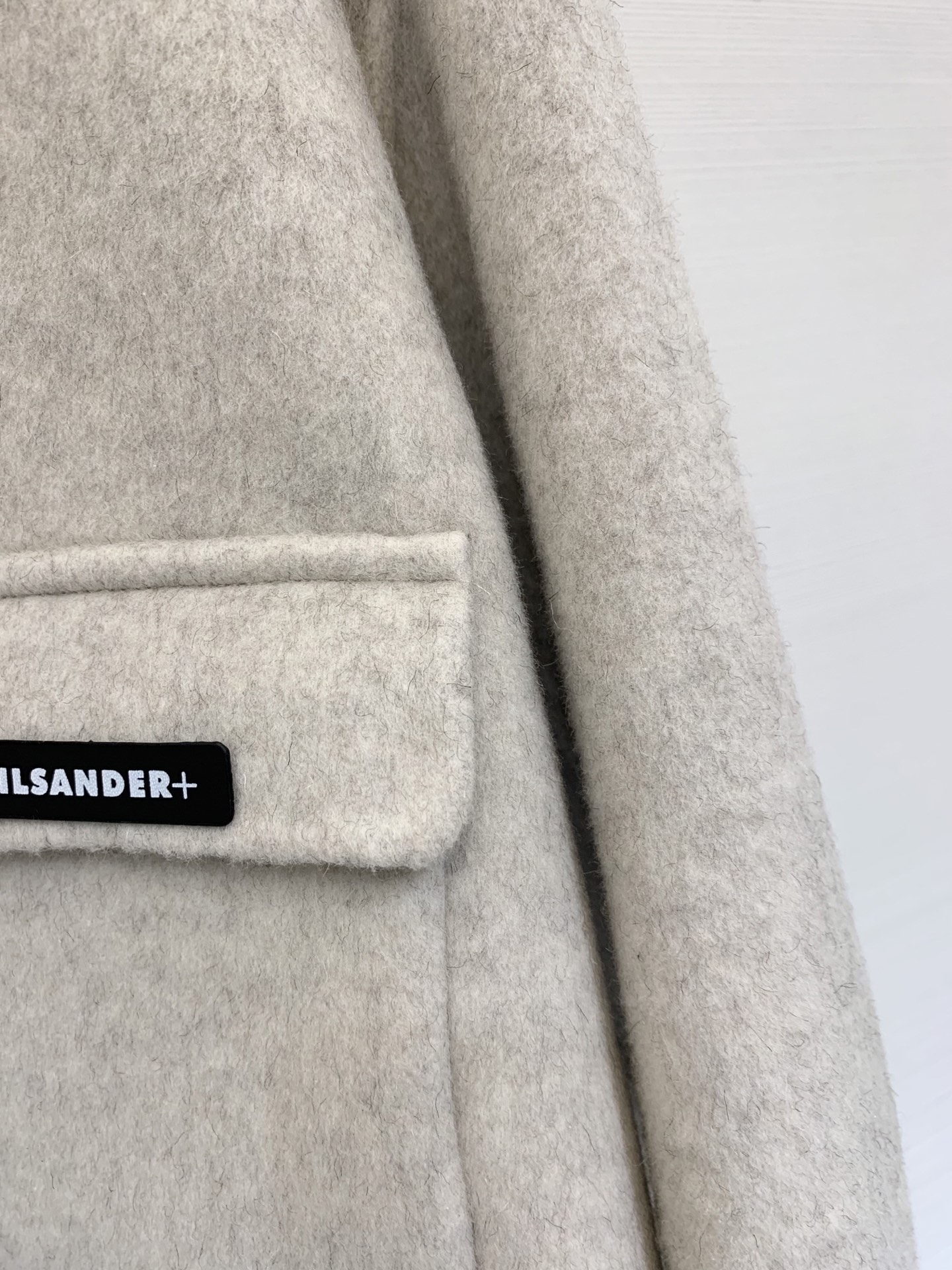 JILSANDER 25秋冬新款 极简双口袋翻领双面羊毛外套 跑量款超高性价比 口袋点缀皮质logo 宽