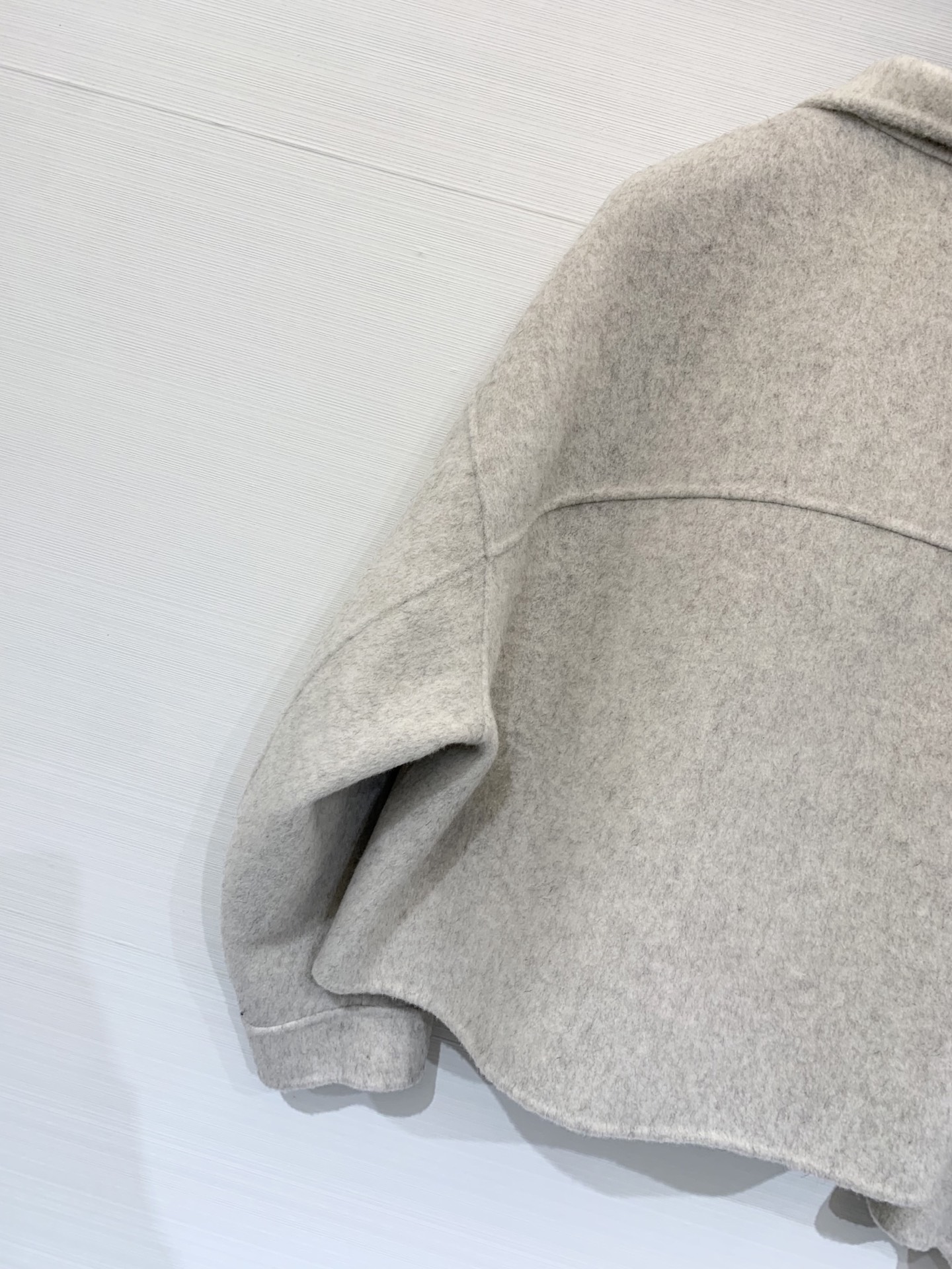 JILSANDER 25秋冬新款 极简双口袋翻领双面羊毛外套 跑量款超高性价比 口袋点缀皮质logo 宽