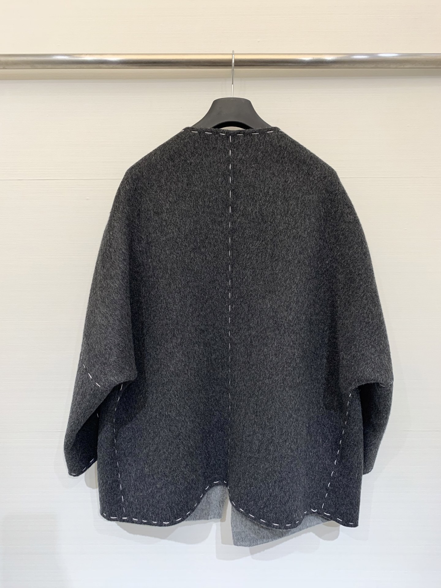 MM6 25秋冬新款 明线撞色开领双面羊毛外套 采用10羊驼90羊毛面料 柔软舒适 AB面撞色效果 上身