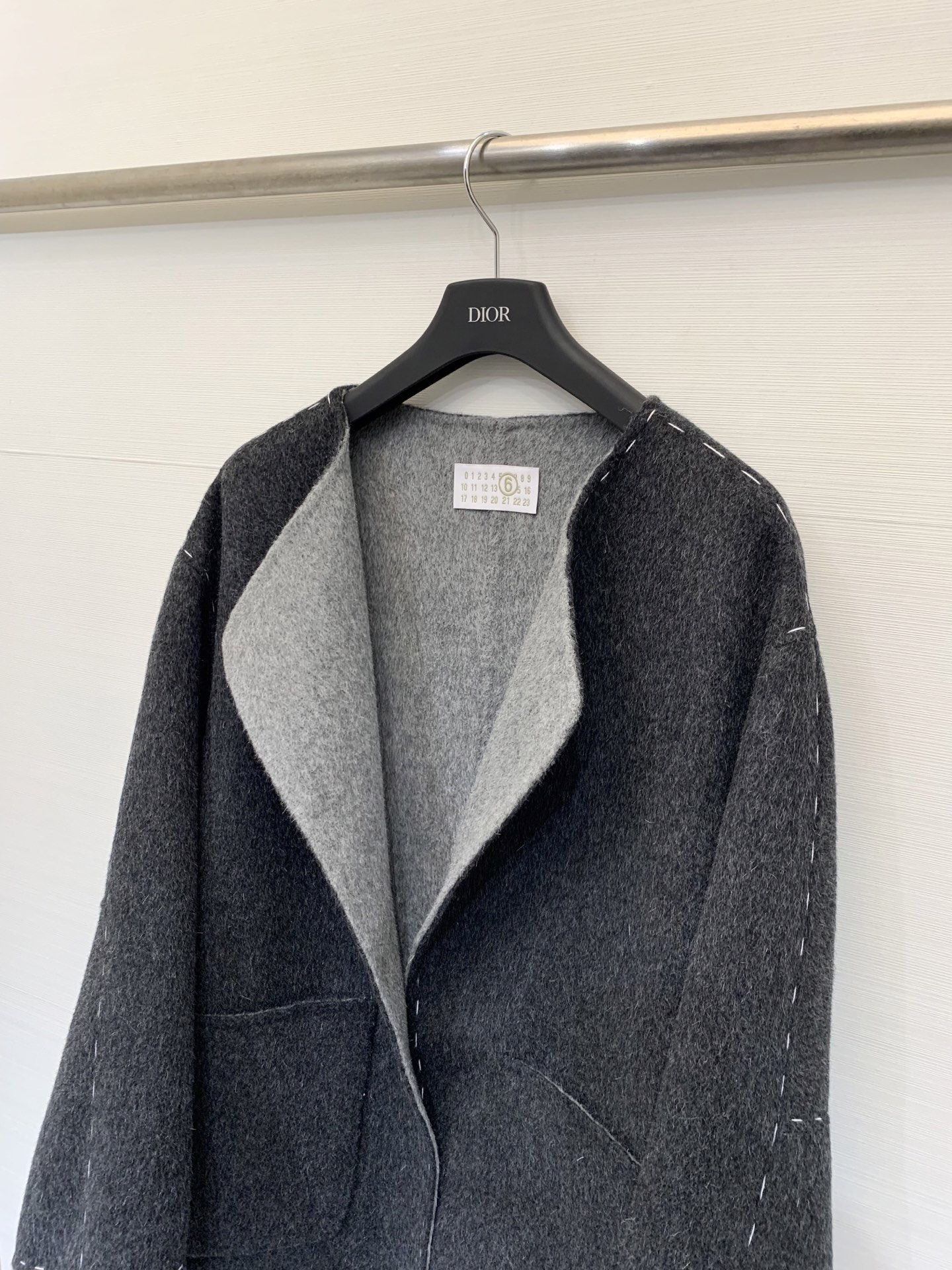 MM6 25秋冬新款 明线撞色开领双面羊毛外套 采用10羊驼90羊毛面料 柔软舒适 AB面撞色效果 上身