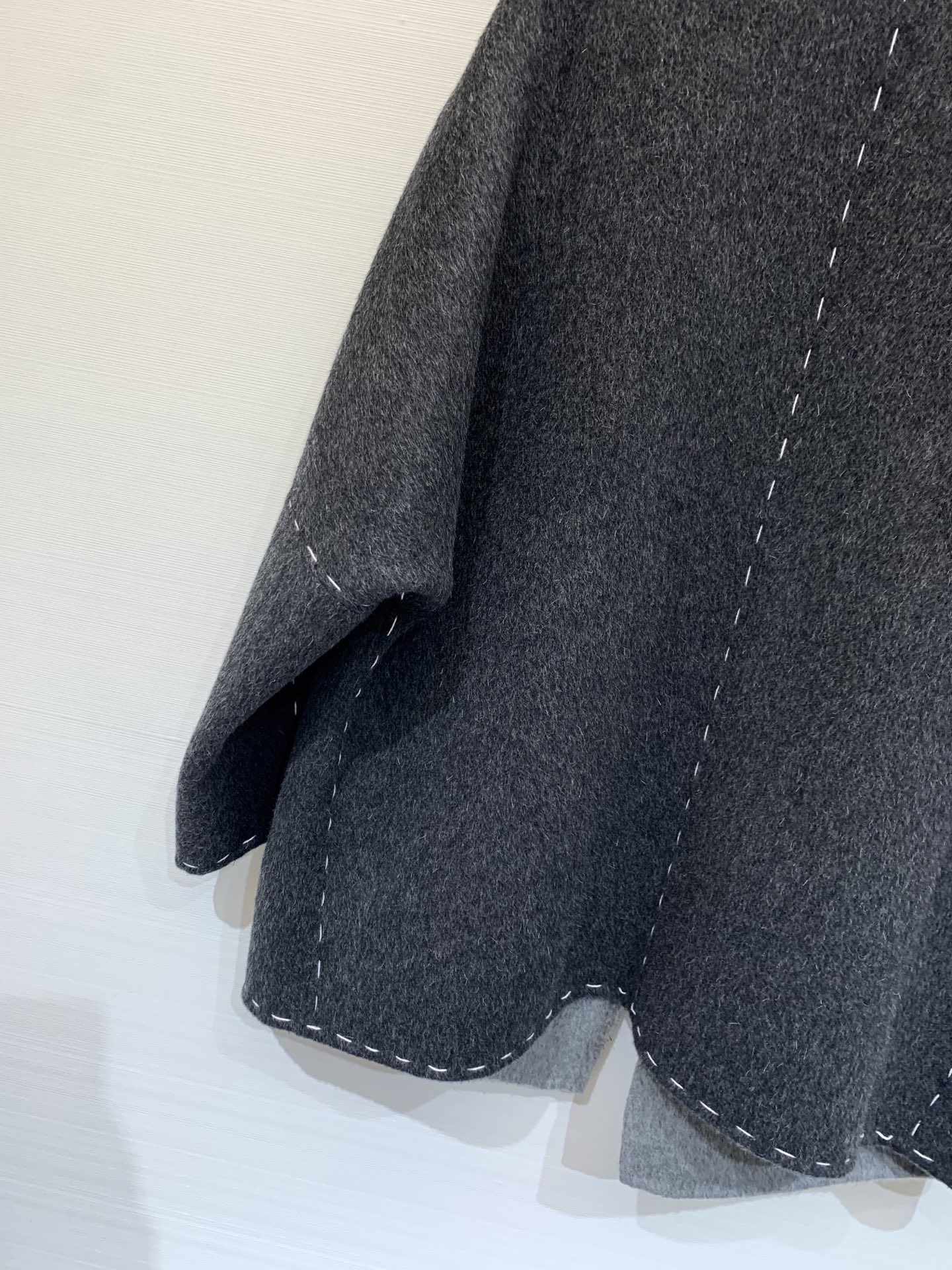 MM6 25秋冬新款 明线撞色开领双面羊毛外套 采用10羊驼90羊毛面料 柔软舒适 AB面撞色效果 上身