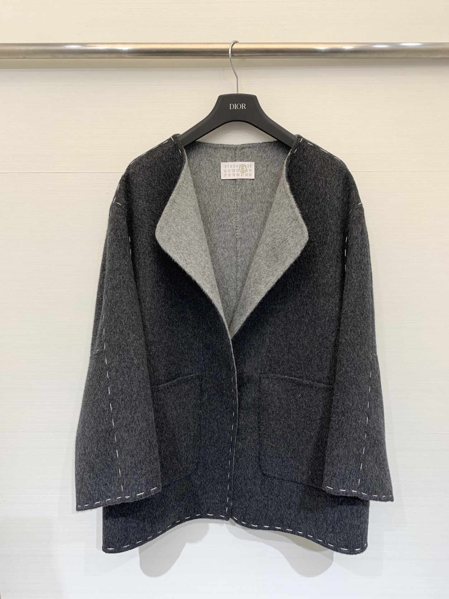 NO:546301,With dust bag MM6 25 autumn and winter new model, bright line contrast color open collar double-sided wool jacket, made of 10 alpaca 90 wool fabric, soft and comfortable, AB surface contrast effect, the upper body is completely casual and lazy, size sml,,masion margiela,jackets & coats,alexander wang19860909配防尘袋MM6 25秋冬新款 明线撞色开领双面羊毛外套 采用10羊驼90羊毛面料 柔软舒适 AB面撞色效果 上身妥妥休闲慵懒范 码数sml,,masion margiela,jackets & coats,alexander wang,Women's clothing