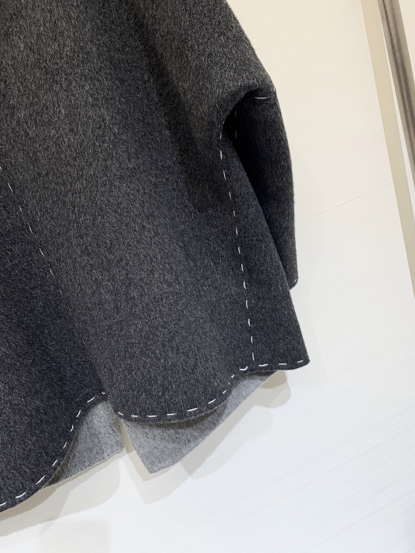 MM6 25秋冬新款 明线撞色开领双面羊毛外套 采用10羊驼90羊毛面料 柔软舒适 AB面撞色效果 上身