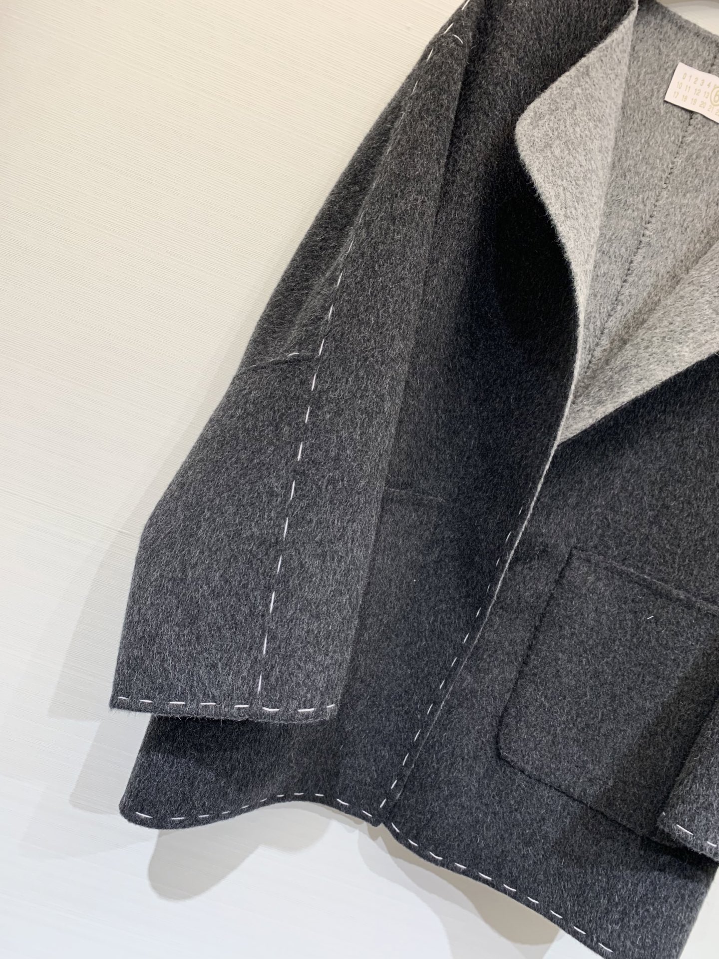 MM6 25秋冬新款 明线撞色开领双面羊毛外套 采用10羊驼90羊毛面料 柔软舒适 AB面撞色效果 上身