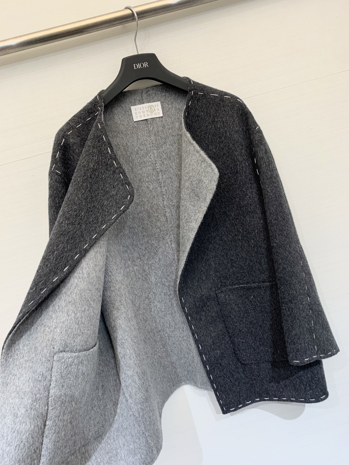 MM6 25秋冬新款 明线撞色开领双面羊毛外套 采用10羊驼90羊毛面料 柔软舒适 AB面撞色效果 上身