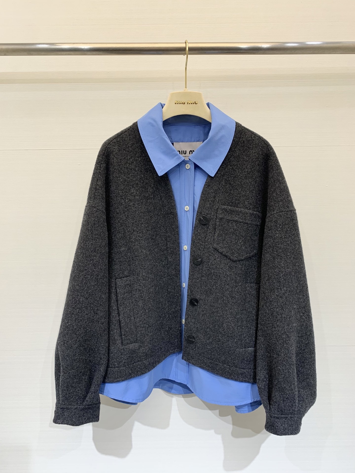 NO:547171,MIUMI* 25 autumn and winter new style contrasting color spliced ​​double-sided wool jacket jacket Original development uses 10 alpacas and 90 wool fabric This series is so eye-catching~ The inner contrasting color splicing shirt design The texture of the shirt is heavier and textured than the ordinary shirt, locking and keeping warm, blending the casual feeling just right, the color splicing is very visually tense This is really a good-looking model, the same style of men and women, whoever wears it looks good series, SML, Miumiu, Jackets & coats, Jackets & coats, Alexander wang19860909MIUMI* 25秋冬新款 撞色拼接双面羊毛夹克外套 原版开发 采用10羊驼90羊毛面料 这个系列太吸睛了～内里撞色拼接衬衣设计 衬衣质感比一般的衬衣厚重有质感 锁温保暖 把休闲感融合得恰到好处 色彩拼接极具视觉张力 这款真的很出片 男女同款 谁穿谁好看系列 码数sml,,miumiu,jackets & coats,jackets & coats,alexander wang,Women's clothing