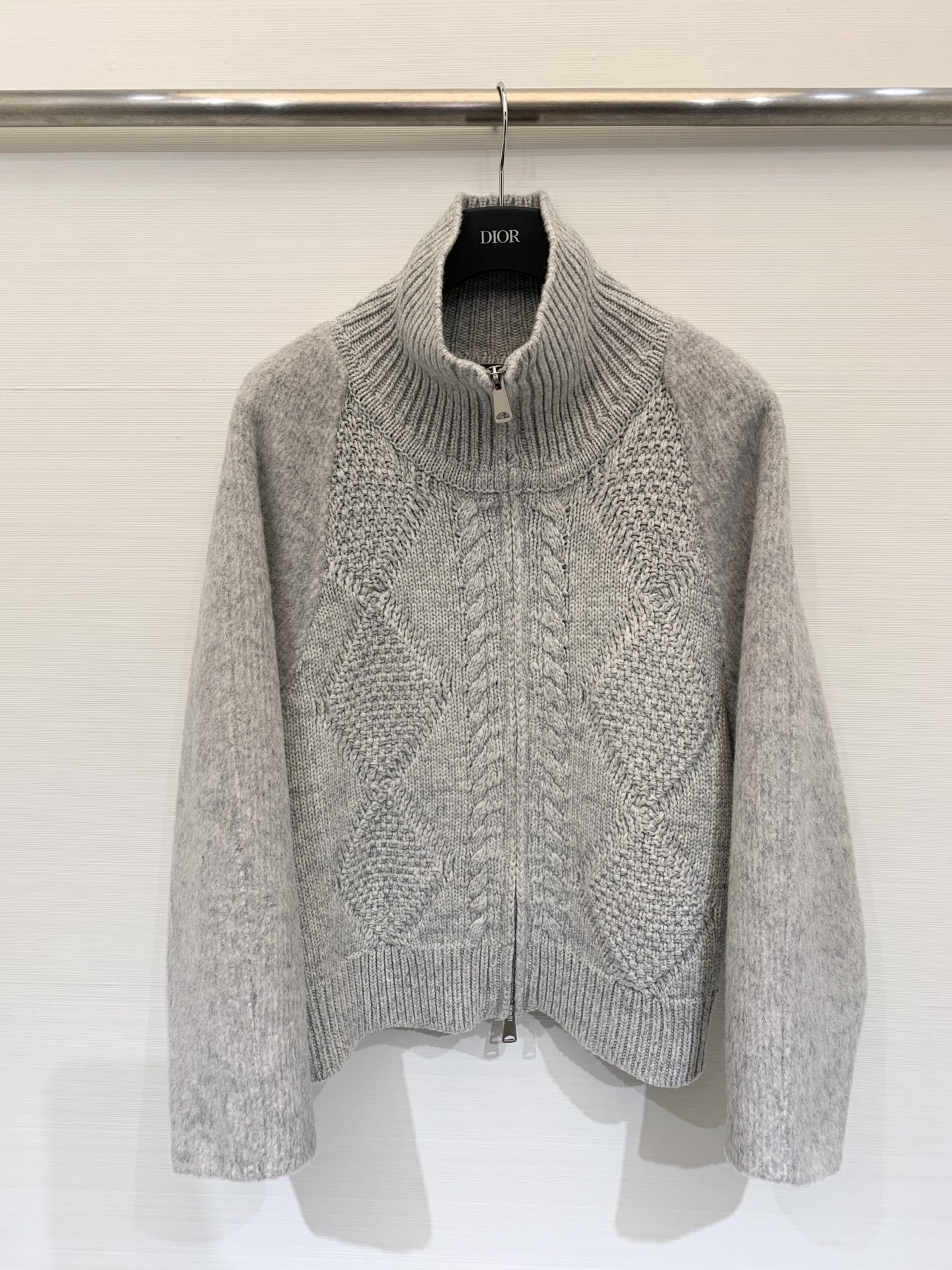 NO:547203,670L 25 autumn and winter new style lapel knitted wool coat custom 10 cashmere 90 wool fabric knitted using twisted flower craftsmanship full wool fabric with snowflake yarn Super beautiful upper body essential for minimalist high-end outfits Two-color sml, loro piano, jackets & coats, alexander wang19860909670L 25秋冬新款 翻领针织拼羊毛呢外套 定制10羊绒90羊毛面料 针织采用扭花工艺 雪花纱全毛的面料 上身超级好看 极简高级穿搭必备 两色sml,,loro piana,jackets & coats,alexander wang,Women's clothing