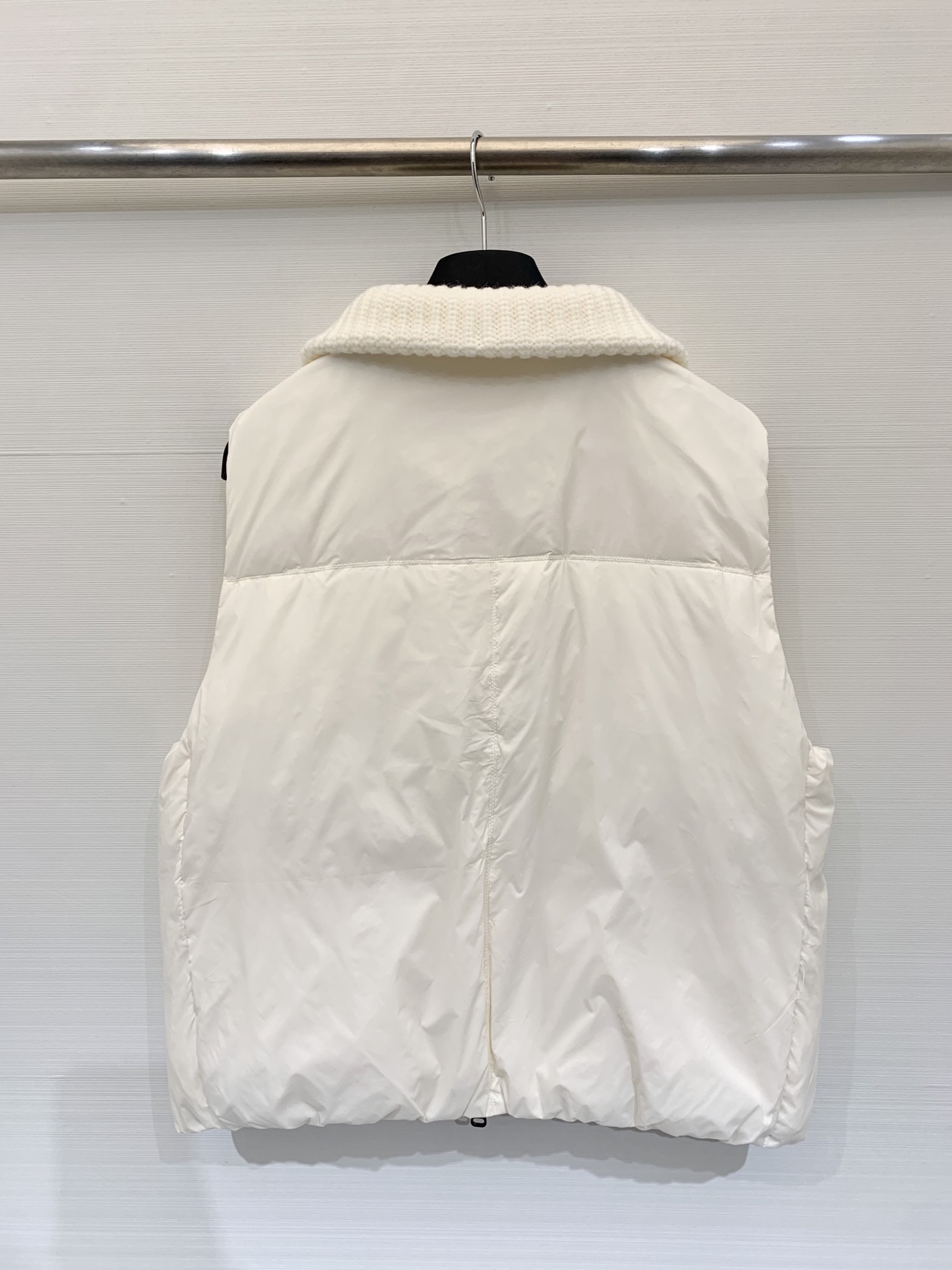 BC 25秋冬新款 针织拼接羽绒马甲 经典镶珠工艺 双面可穿 前面采用英式罗纹针织工艺 背部的轻薄尼龙布