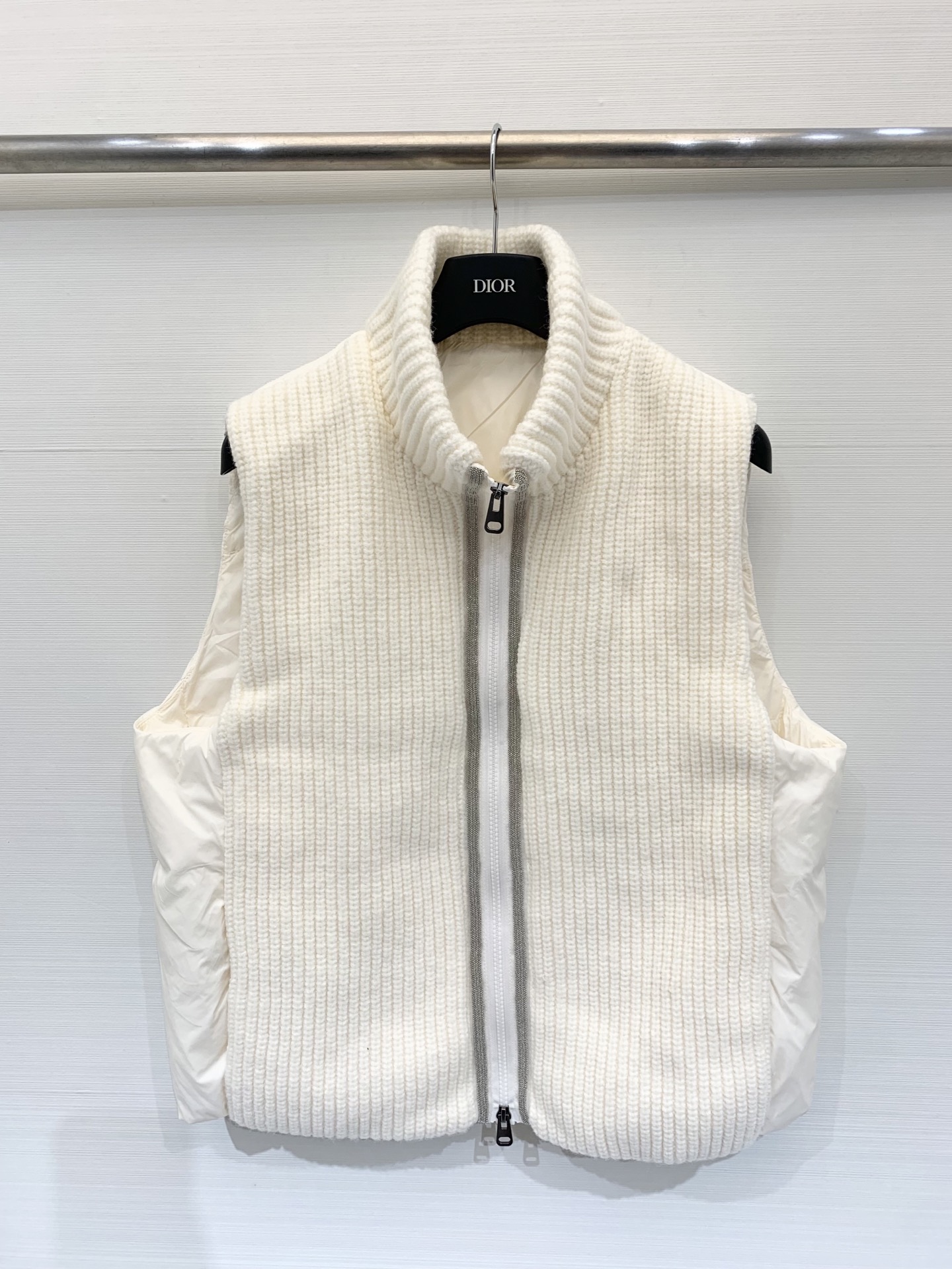 BC 25秋冬新款 针织拼接羽绒马甲 经典镶珠工艺 双面可穿 前面采用英式罗纹针织工艺 背部的轻薄尼龙布