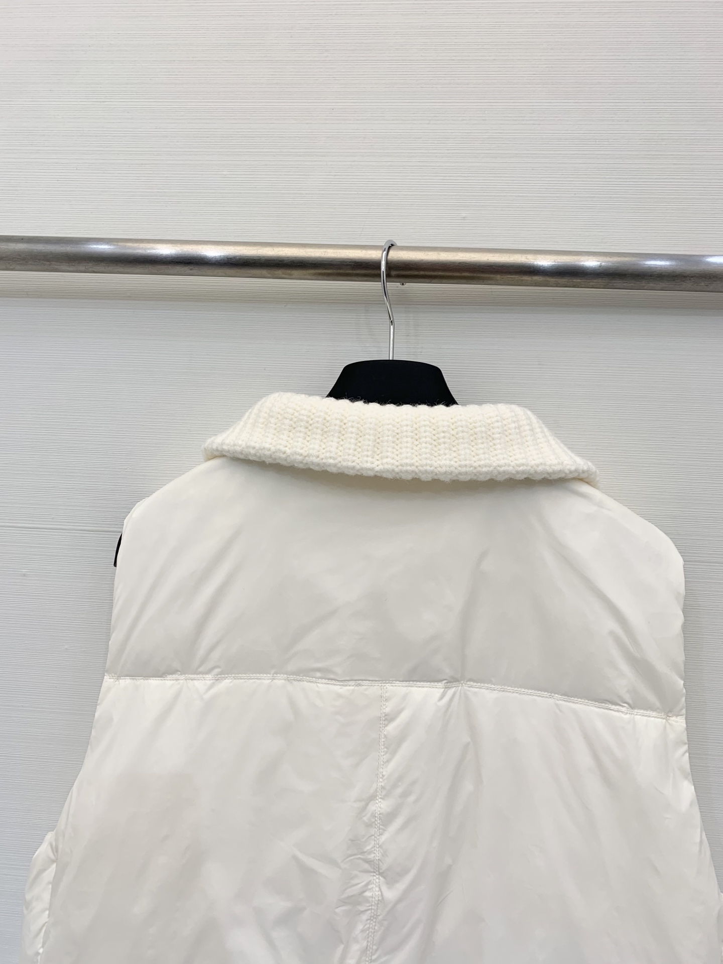 BC 25秋冬新款 针织拼接羽绒马甲 经典镶珠工艺 双面可穿 前面采用英式罗纹针织工艺 背部的轻薄尼龙布