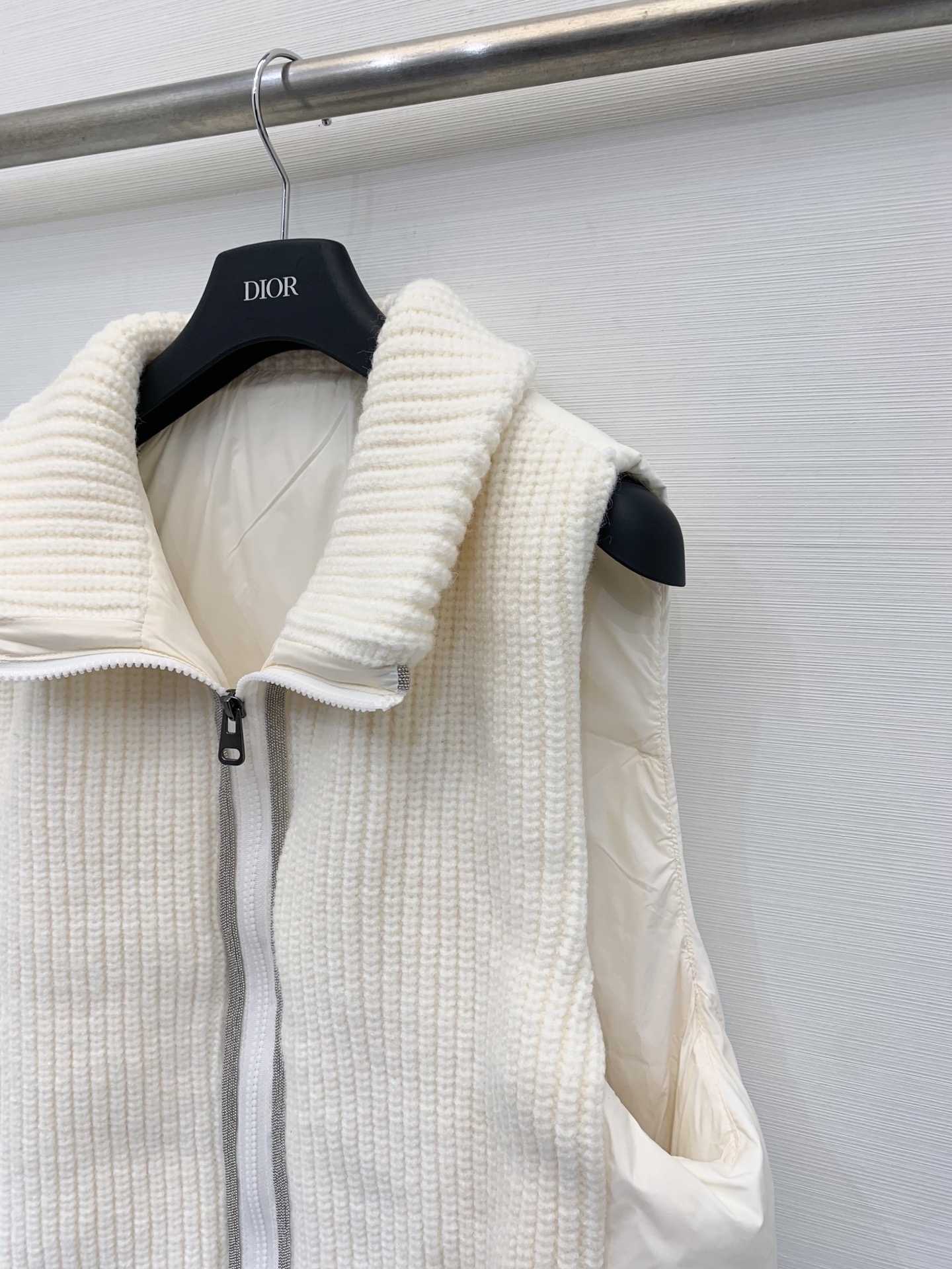 BC 25秋冬新款 针织拼接羽绒马甲 经典镶珠工艺 双面可穿 前面采用英式罗纹针织工艺 背部的轻薄尼龙布