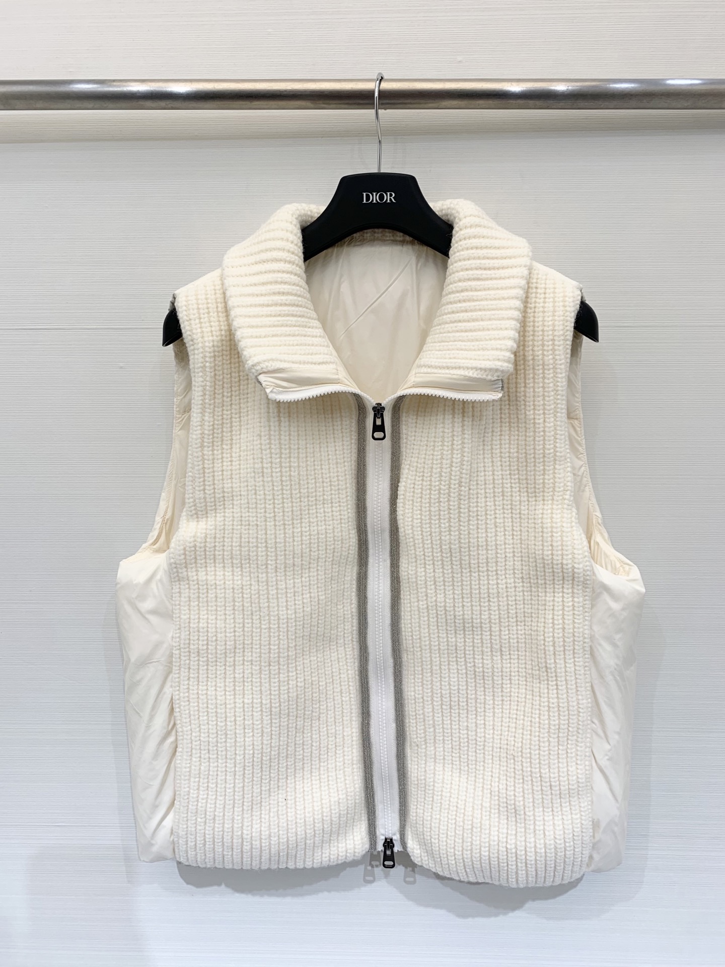 BC 25秋冬新款 针织拼接羽绒马甲 经典镶珠工艺 双面可穿 前面采用英式罗纹针织工艺 背部的轻薄尼龙布