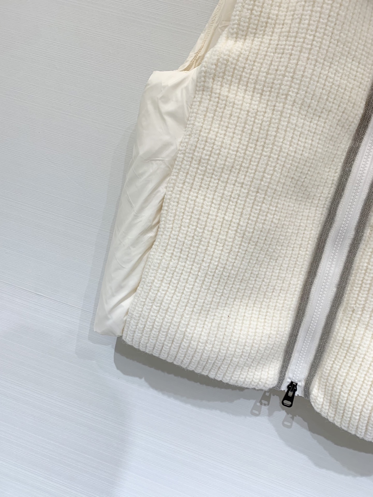 BC 25秋冬新款 针织拼接羽绒马甲 经典镶珠工艺 双面可穿 前面采用英式罗纹针织工艺 背部的轻薄尼龙布