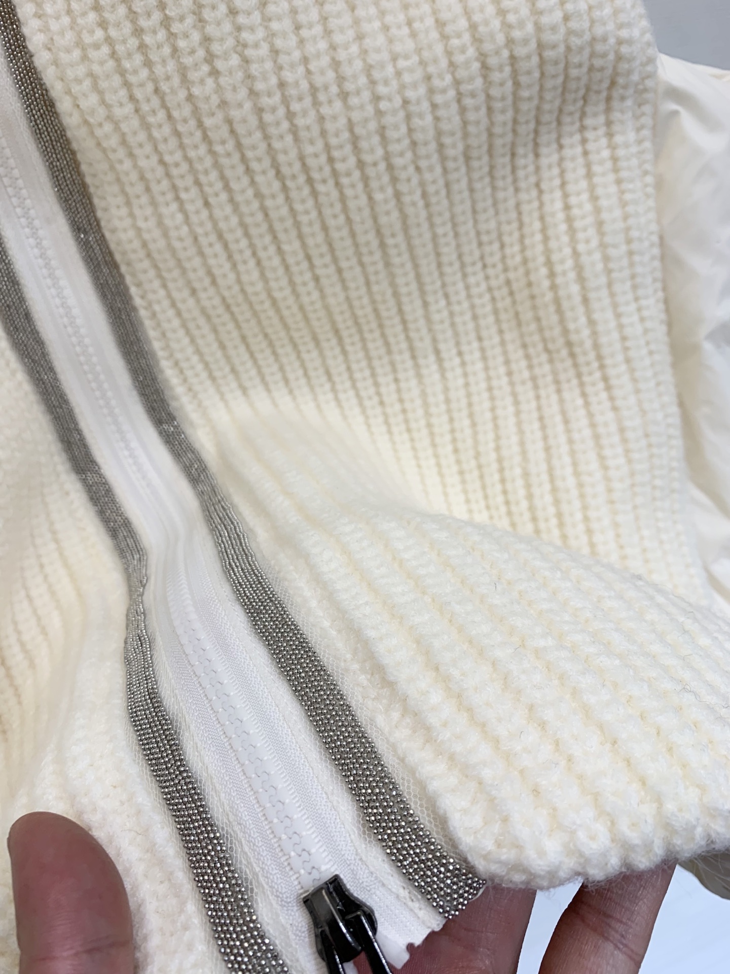 BC 25秋冬新款 针织拼接羽绒马甲 经典镶珠工艺 双面可穿 前面采用英式罗纹针织工艺 背部的轻薄尼龙布