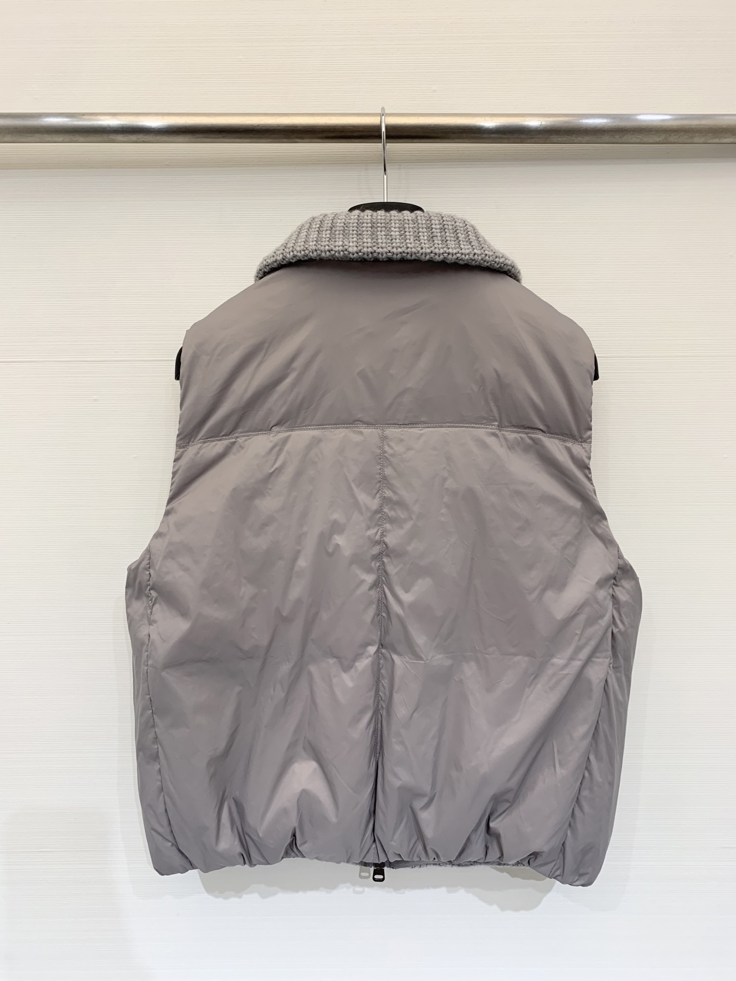 BC 25秋冬新款 针织拼接羽绒马甲 经典镶珠工艺 双面可穿 前面采用英式罗纹针织工艺 背部的轻薄尼龙布