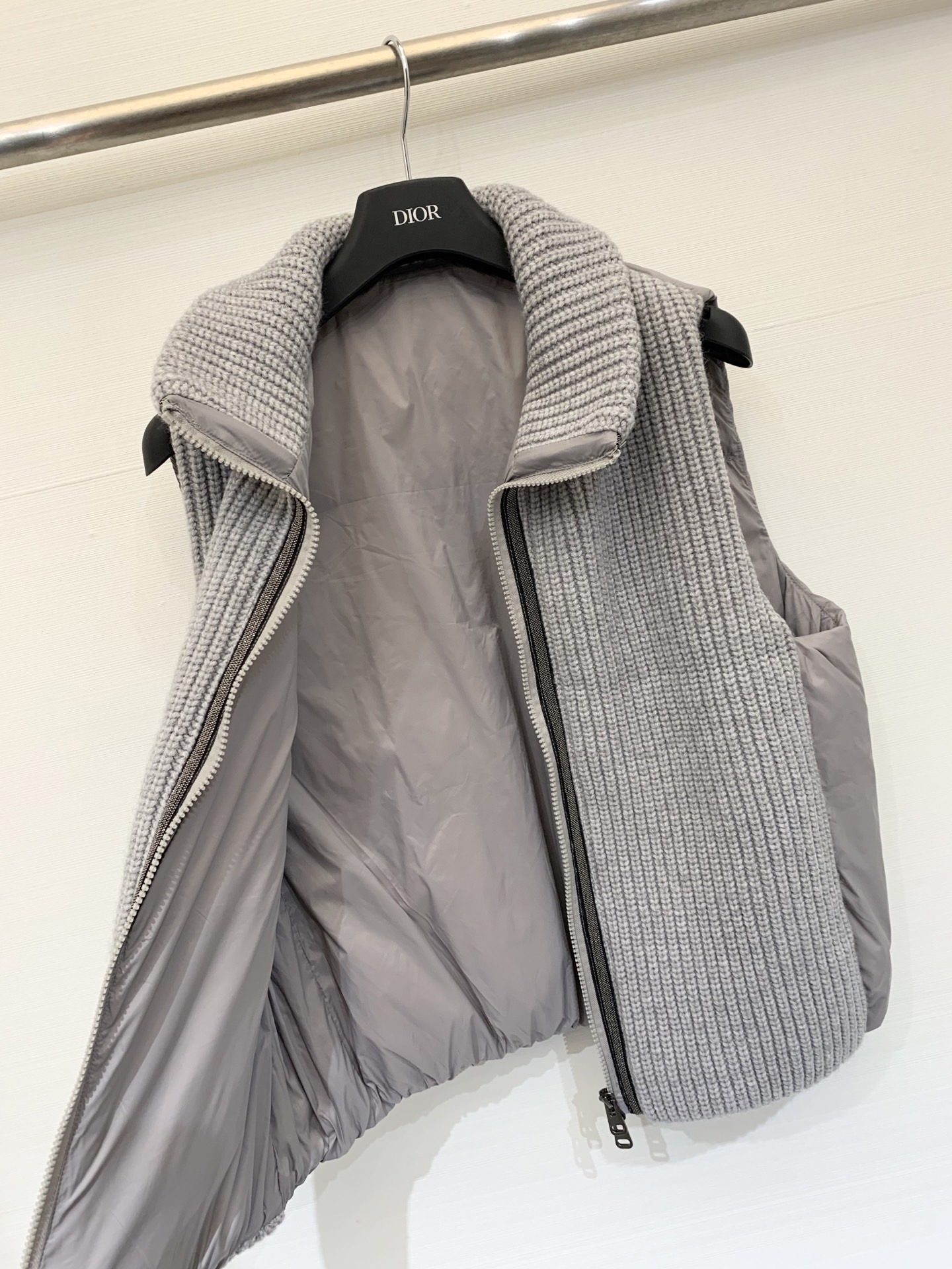 BC 25秋冬新款 针织拼接羽绒马甲 经典镶珠工艺 双面可穿 前面采用英式罗纹针织工艺 背部的轻薄尼龙布