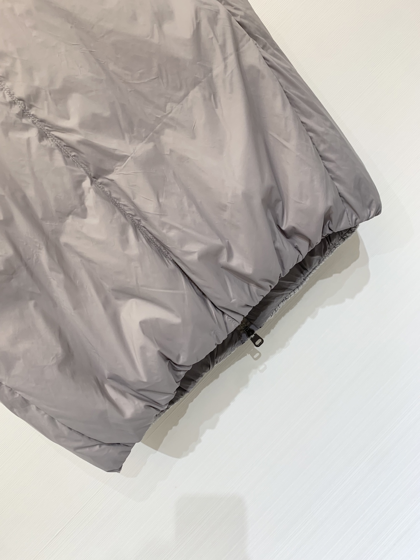 BC 25秋冬新款 针织拼接羽绒马甲 经典镶珠工艺 双面可穿 前面采用英式罗纹针织工艺 背部的轻薄尼龙布