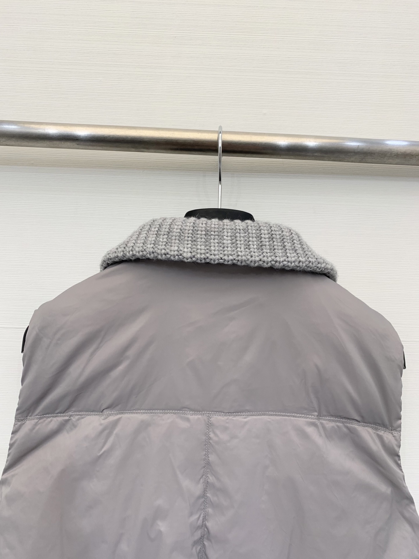 BC 25秋冬新款 针织拼接羽绒马甲 经典镶珠工艺 双面可穿 前面采用英式罗纹针织工艺 背部的轻薄尼龙布