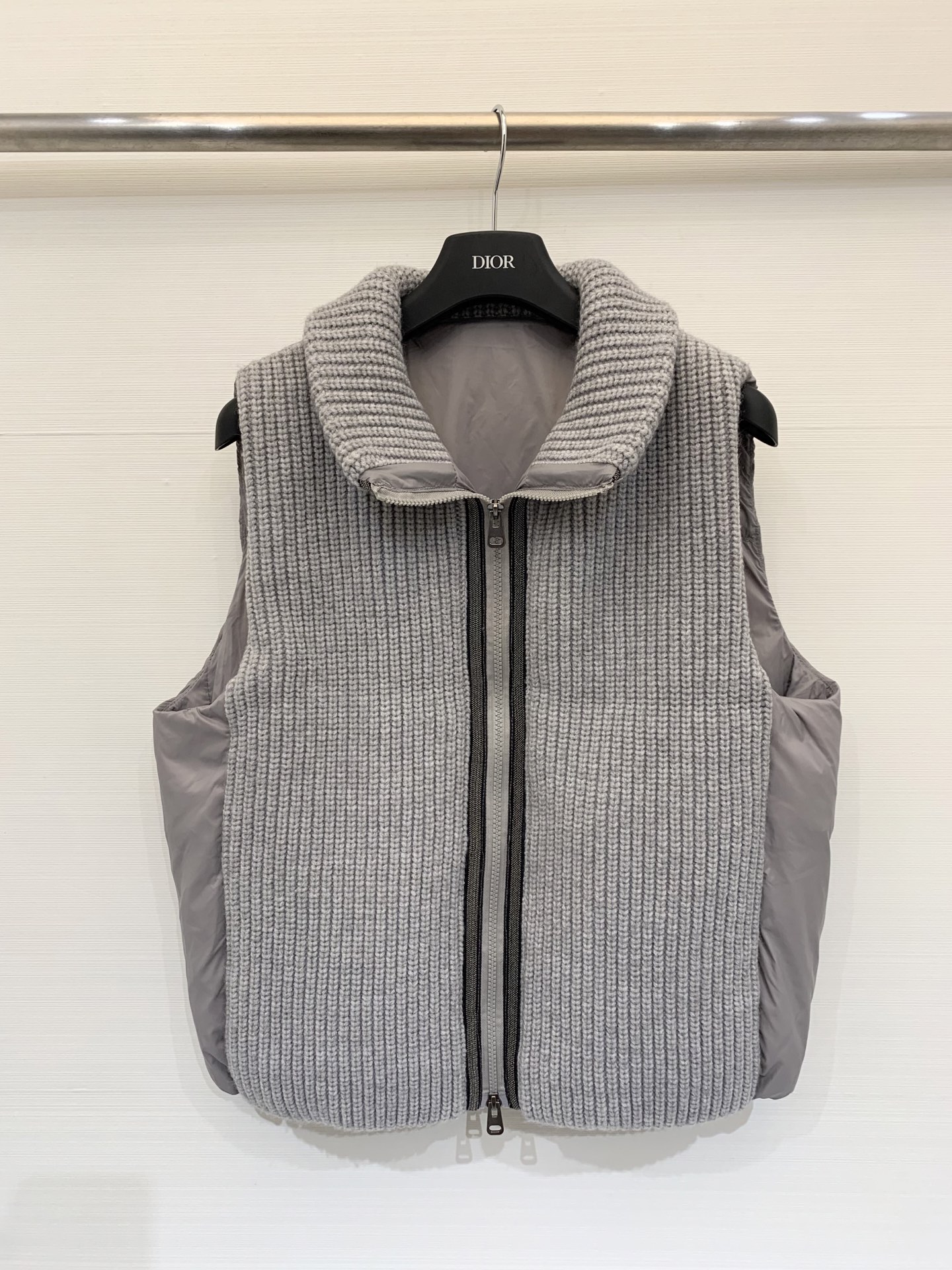 BC 25秋冬新款 针织拼接羽绒马甲 经典镶珠工艺 双面可穿 前面采用英式罗纹针织工艺 背部的轻薄尼龙布