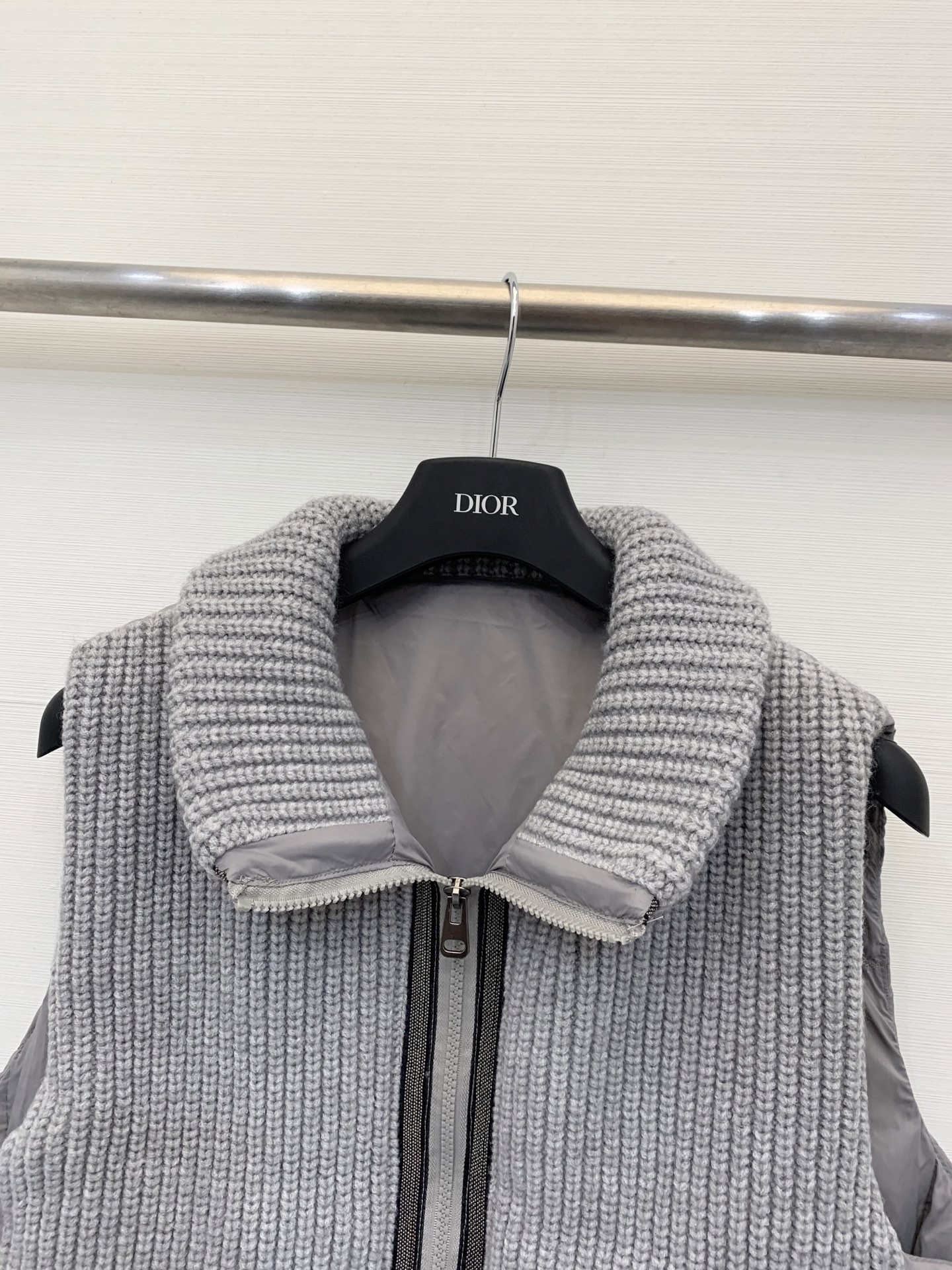 BC 25秋冬新款 针织拼接羽绒马甲 经典镶珠工艺 双面可穿 前面采用英式罗纹针织工艺 背部的轻薄尼龙布