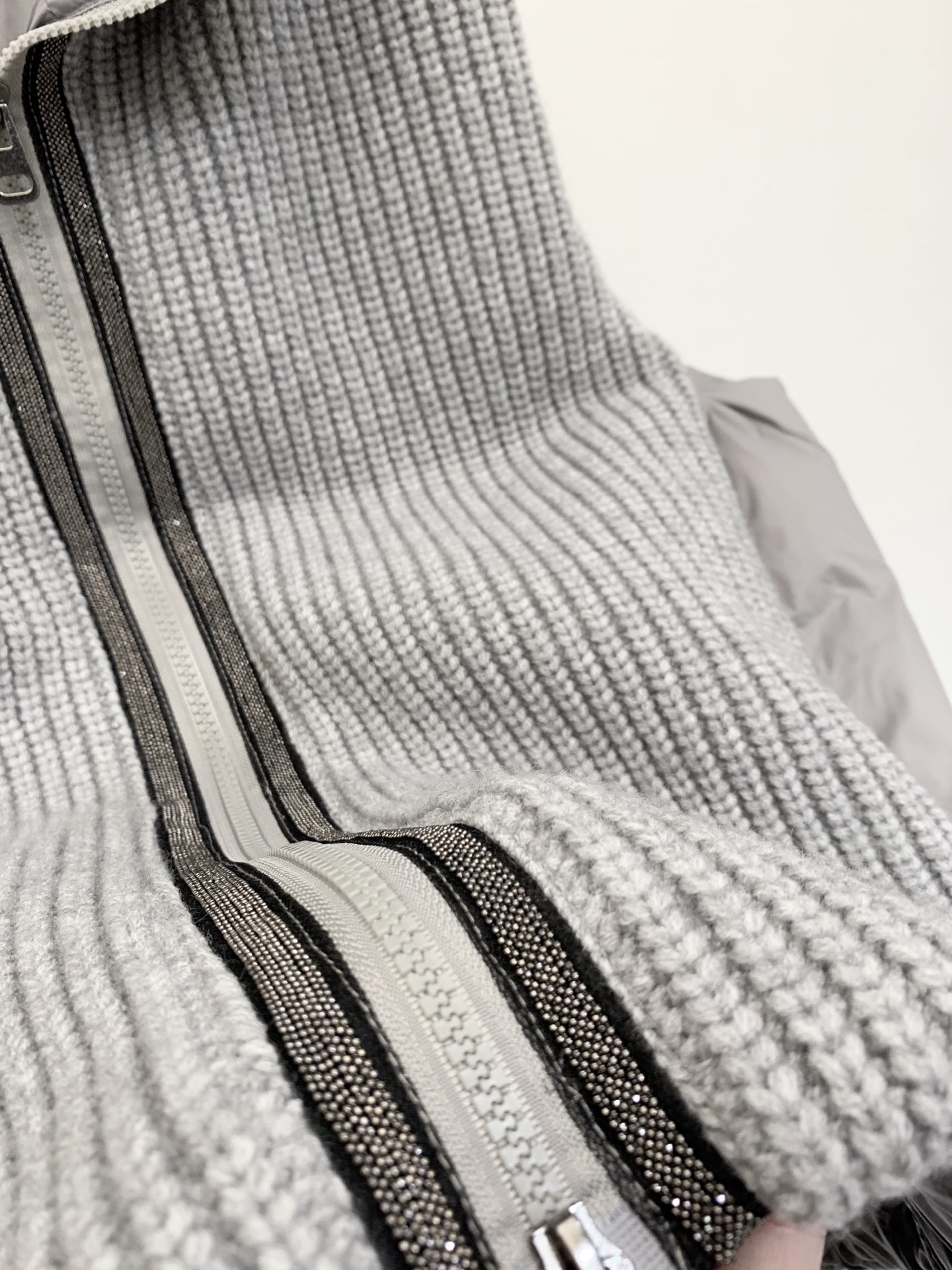 BC 25秋冬新款 针织拼接羽绒马甲 经典镶珠工艺 双面可穿 前面采用英式罗纹针织工艺 背部的轻薄尼龙布