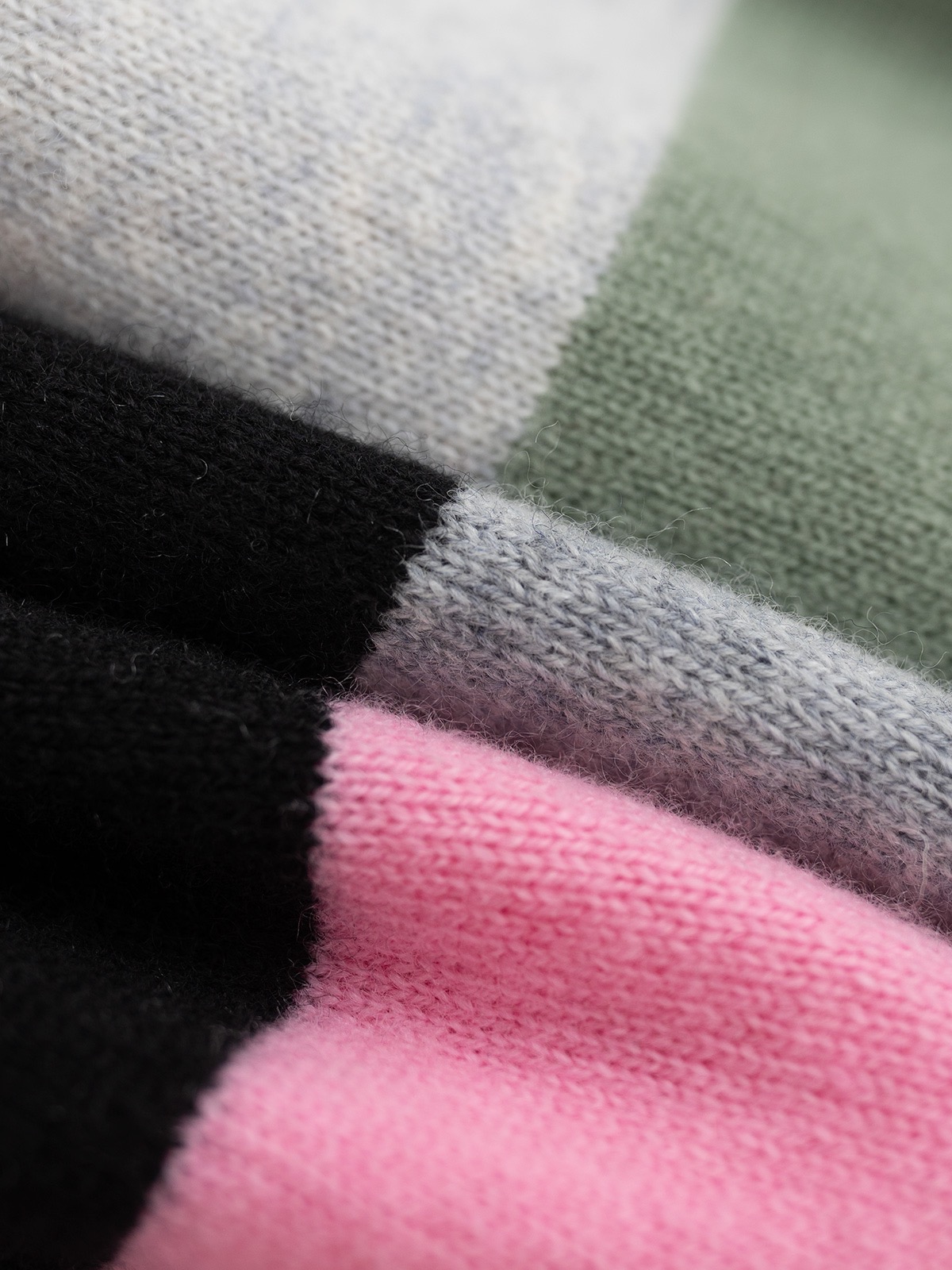 Barrie 25秋冬新款 圆领拼色款圆领针织长袖 双层圆筒领 拼色设计新颖别致 羊绒羊毛混纺纱线 三色