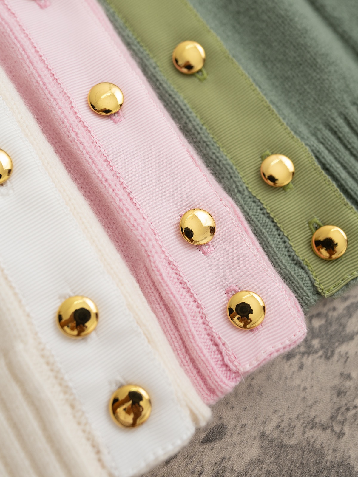 Barrie 25秋冬新款 丝带边羊绒开衫 左边双口袋设计 胸贴口袋贴车撞色丝带 定制金属纽扣 胸贴边收