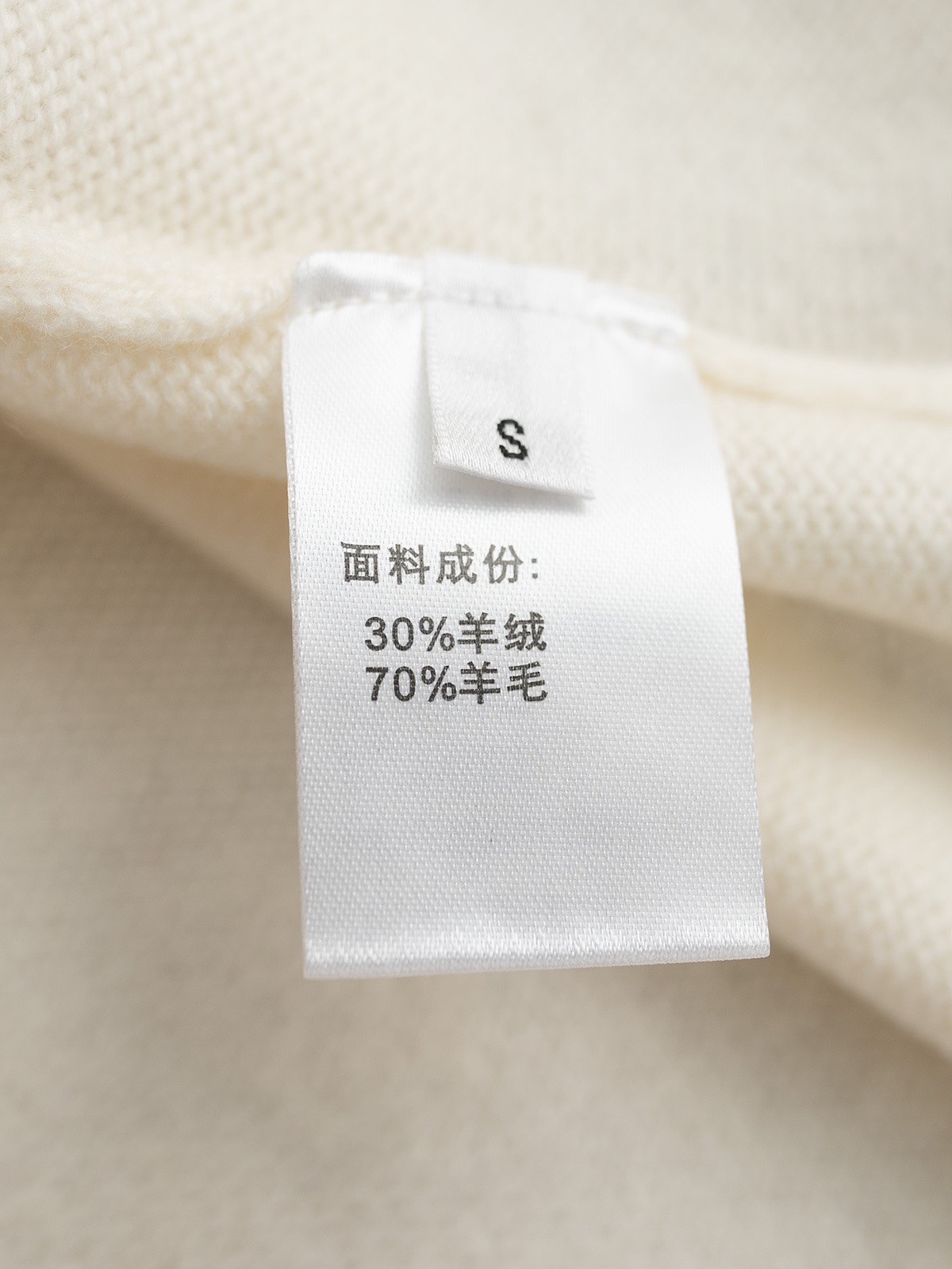 Barrie 25秋冬新款 丝带边羊绒开衫 左边双口袋设计 胸贴口袋贴车撞色丝带 定制金属纽扣 胸贴边收