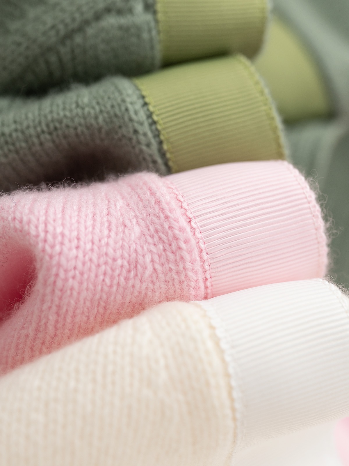 Barrie 25秋冬新款 丝带边羊绒开衫 左边双口袋设计 胸贴口袋贴车撞色丝带 定制金属纽扣 胸贴边收