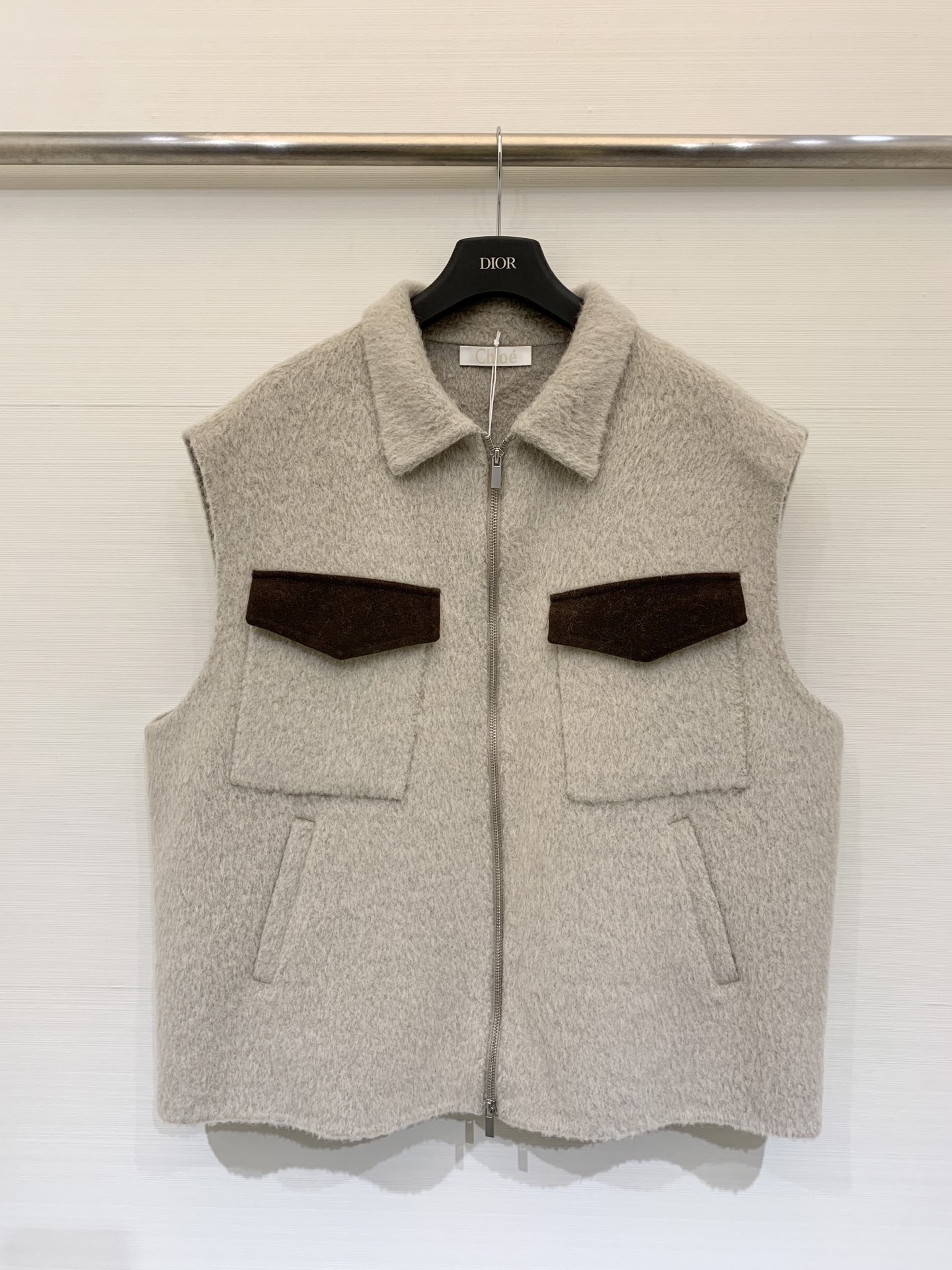 NO:550065,Chloe 25 autumn and winter new style, double-sided alpaca vest cardigan jacket, alpaca wool blend fabric, contrasting double pocket design, loose fit to make you look slim and age-reducing, sweet atmosphere on the upper body, both inside and outside, must-have age-reducing artifacts for autumn and winter, two-color sm,,chloe,loewe, jackets & coats,alexander wang19860909Chloe 25秋冬新款 翻领双面羊驼毛马甲开衫外套 羊驼羊毛混纺面料 撞色双口袋设计 宽松版型显瘦减龄 上身甜美气息扑面而来 内搭外搭都好看 秋冬必备减龄神器 两色sm,,chloe,loewe,jackets & coats,alexander wang,Women's clothing