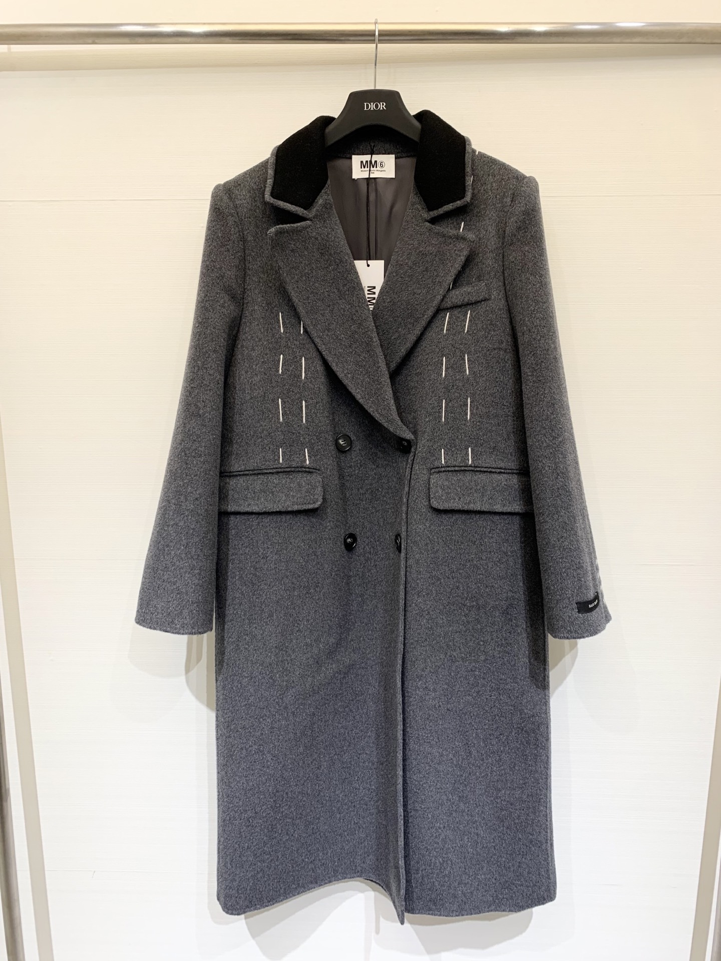 NO:550058,With dust bag MM6 2025 new autumn and winter style, bright line lapel silhouette wool coat, wool, bright line outline retro lapel and double breasted double breasts, giving the body natural fur flu, soft and crisp style, from commuting to leisure, is a texture control that cannot be missed in autumn and winter battle robe. Two-color sml P,,masion margiela,alexander wang19860909配防尘袋MM6 2025秋冬新款 明线翻领廓形羊毛大衣 羊毛 明线勾勒复古翻领与双口袋双排扣 赋予衣身自然毛流感 软糯挺括版型 从通勤到休闲 是质感控不可错过的秋冬战袍 两色sml P,,masion margiela,alexander wang,Women's clothing