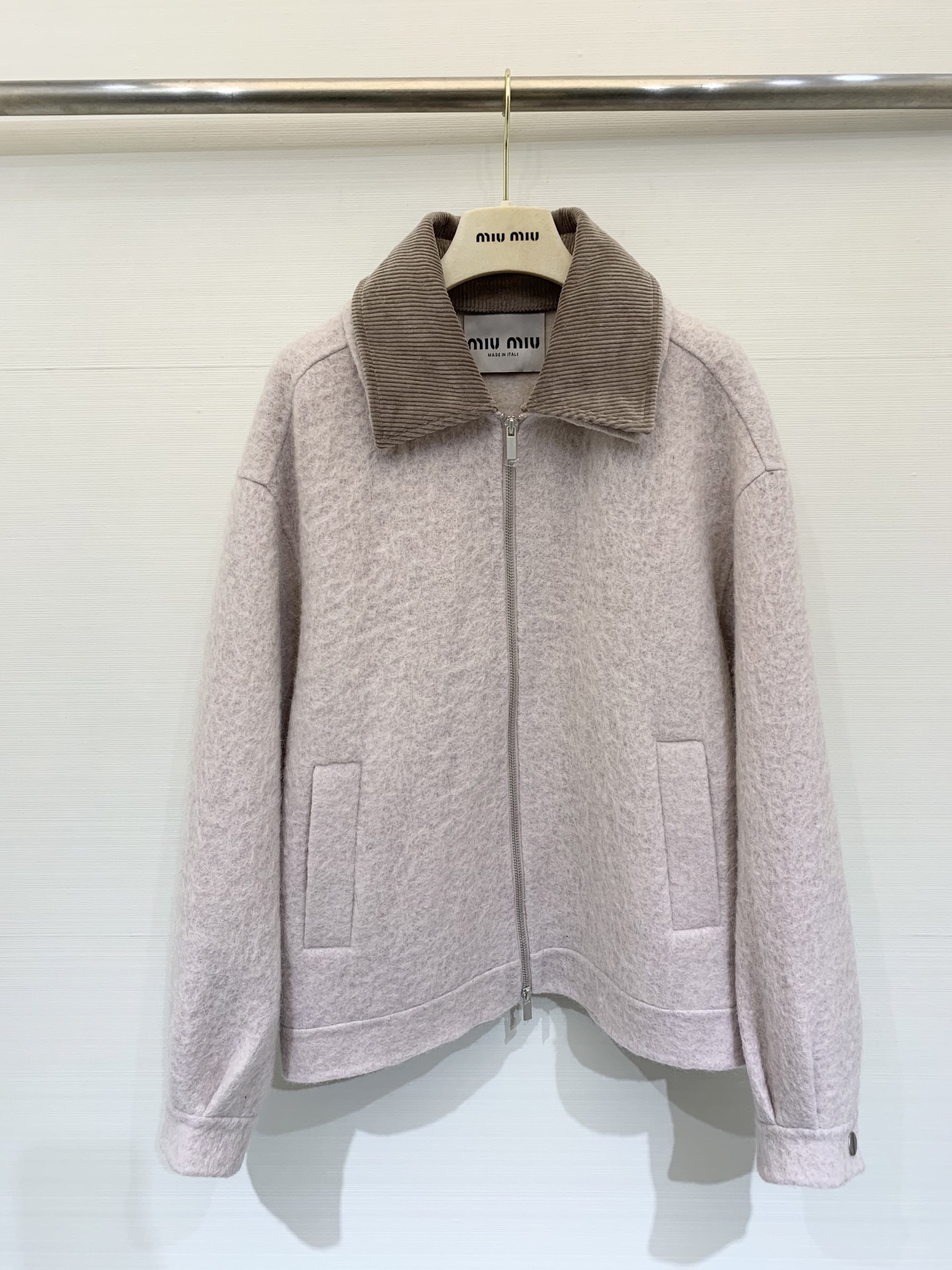 NO:560242,MIUMI* 25 new autumn and winter style Barn style corduroy lapel double-sided Suli alpaca coat, retro and fashionable, spliced ​​corduroy collar, artistic yet relaxed, overlapping design sense, fashionable and handsome, loose silhouette, elastic hem design, tall but not unflattering, looks good with any combination, two colors sm,,miumiu,jackets & coats,alexander wang19860909MIUMI* 25秋冬新款 巴恩风灯芯绒翻领双面苏丽羊驼毛外套 复古且时髦 拼接灯芯绒领 文艺又不失松弛 设计感层层叠加 时髦帅气 宽松廓型 下摆松紧设计 显高不挑人 随意搭配都好看 两色sm,,miumiu,jackets & coats,alexander wang,Women's clothing