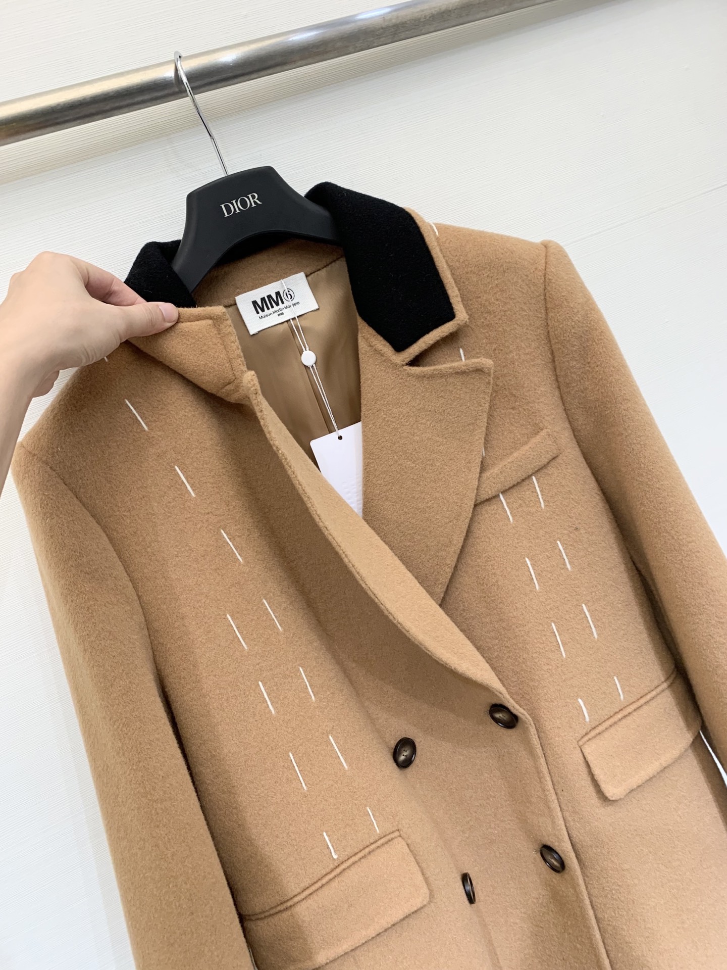 MM6 2025秋冬新款 明线翻领廓形羊毛大衣 100%羊毛 明线勾勒复古翻领与双口袋双排扣 赋予衣身自