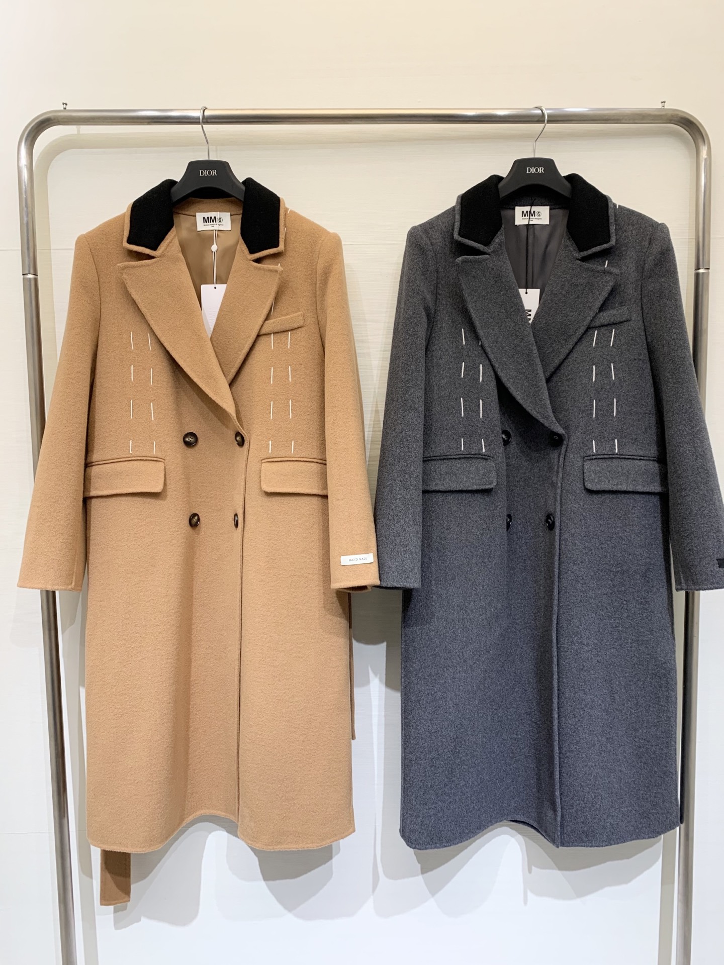 NO:550053,With dust bag MM6 2025 new autumn and winter style, bright line lapel silhouette wool coat, wool, bright line outline retro lapel and double breasted double breasts, giving the body natural fur flu, soft and crisp style, from commuting to leisure, is a texture control that cannot be missed in autumn and winter battle robe. Two-color sml,,masion margiela,alexander wang19860909配防尘袋MM6 2025秋冬新款 明线翻领廓形羊毛大衣 羊毛 明线勾勒复古翻领与双口袋双排扣 赋予衣身自然毛流感 软糯挺括版型 从通勤到休闲 是质感控不可错过的秋冬战袍 两色sml,,masion margiela,alexander wang,Women's clothing