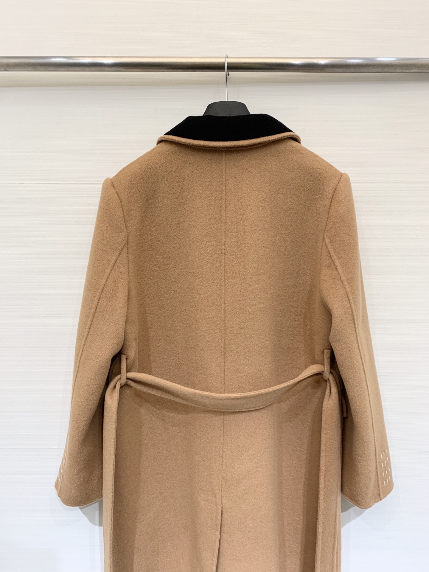 MM6 2025秋冬新款 明线翻领廓形羊毛大衣 100%羊毛 明线勾勒复古翻领与双口袋双排扣 赋予衣身自