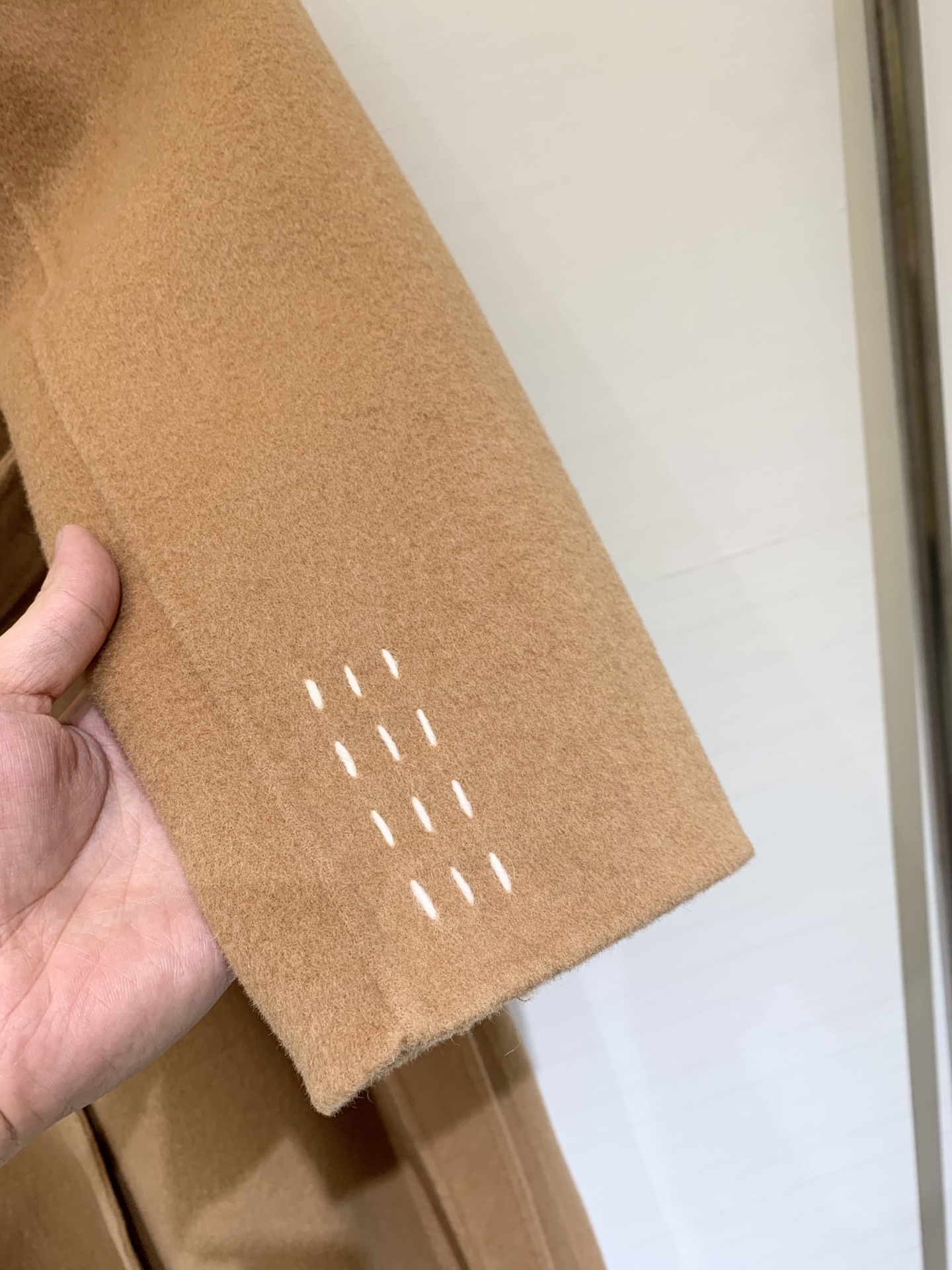 MM6 2025秋冬新款 明线翻领廓形羊毛大衣 100%羊毛 明线勾勒复古翻领与双口袋双排扣 赋予衣身自