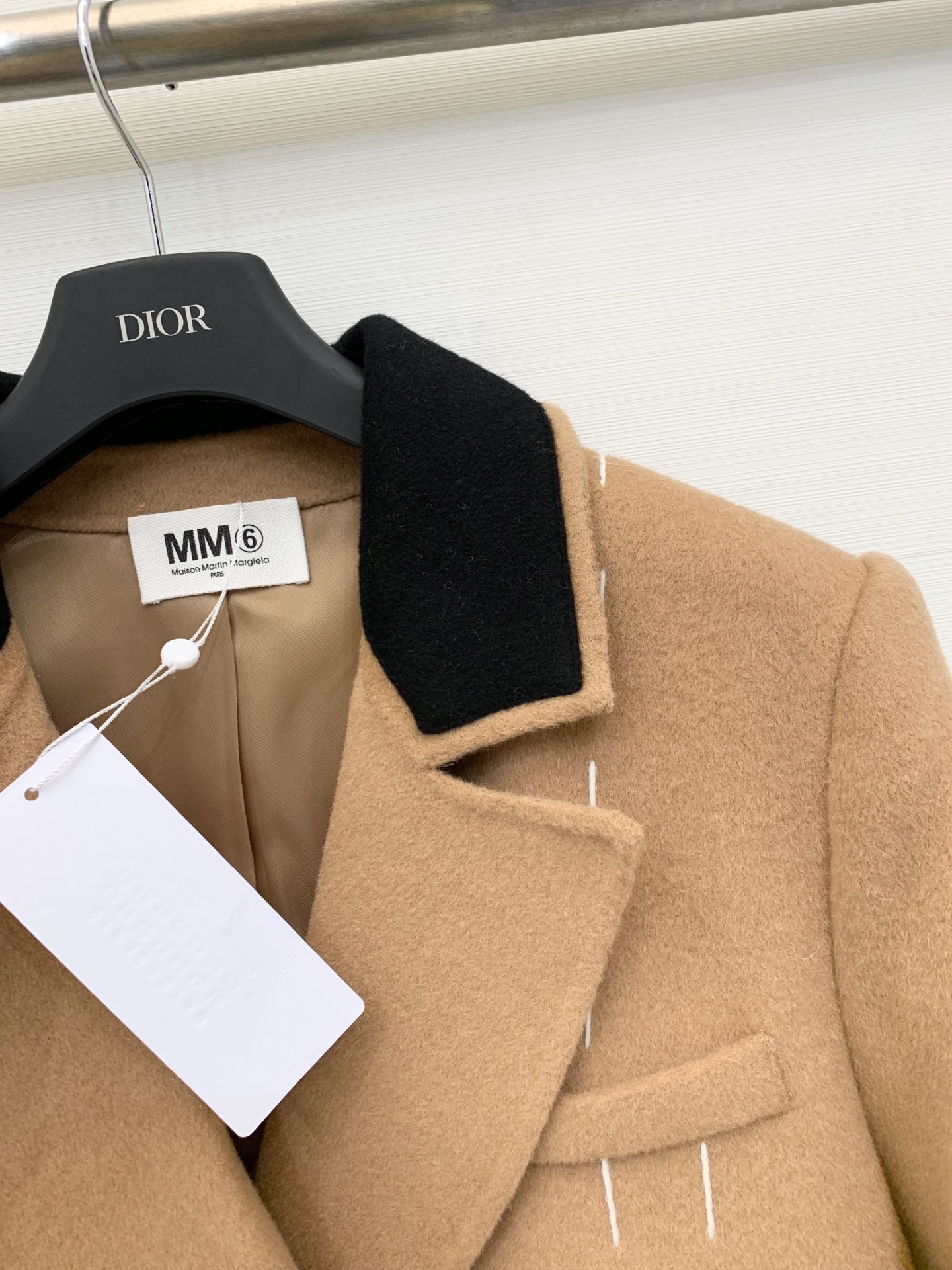 MM6 2025秋冬新款 明线翻领廓形羊毛大衣 100%羊毛 明线勾勒复古翻领与双口袋双排扣 赋予衣身自