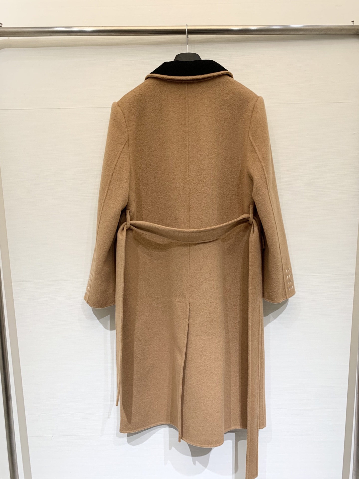 MM6 2025秋冬新款 明线翻领廓形羊毛大衣 100%羊毛 明线勾勒复古翻领与双口袋双排扣 赋予衣身自