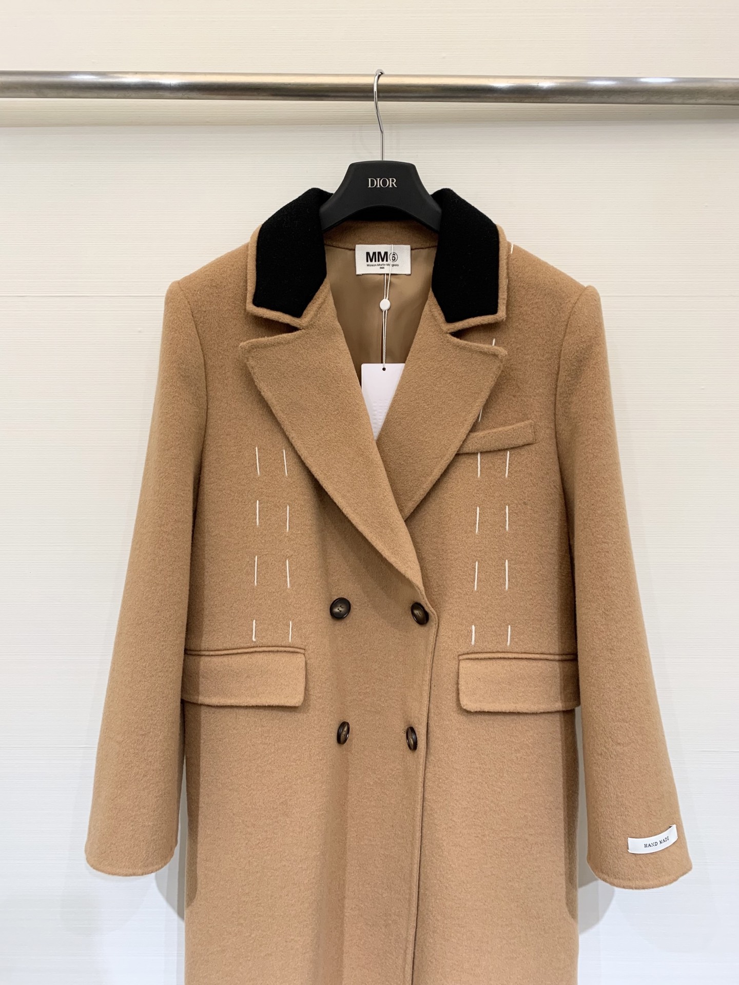 MM6 2025秋冬新款 明线翻领廓形羊毛大衣 100%羊毛 明线勾勒复古翻领与双口袋双排扣 赋予衣身自