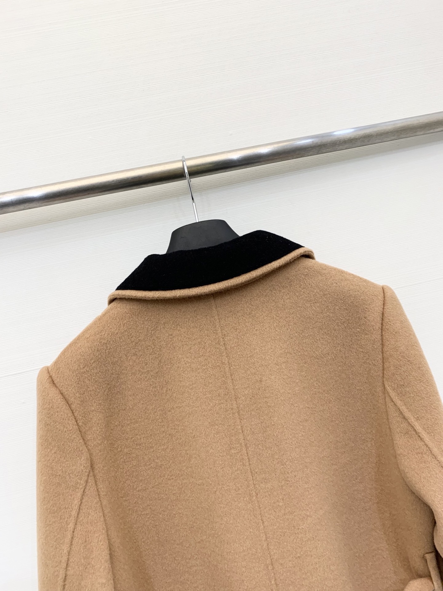 MM6 2025秋冬新款 明线翻领廓形羊毛大衣 100%羊毛 明线勾勒复古翻领与双口袋双排扣 赋予衣身自