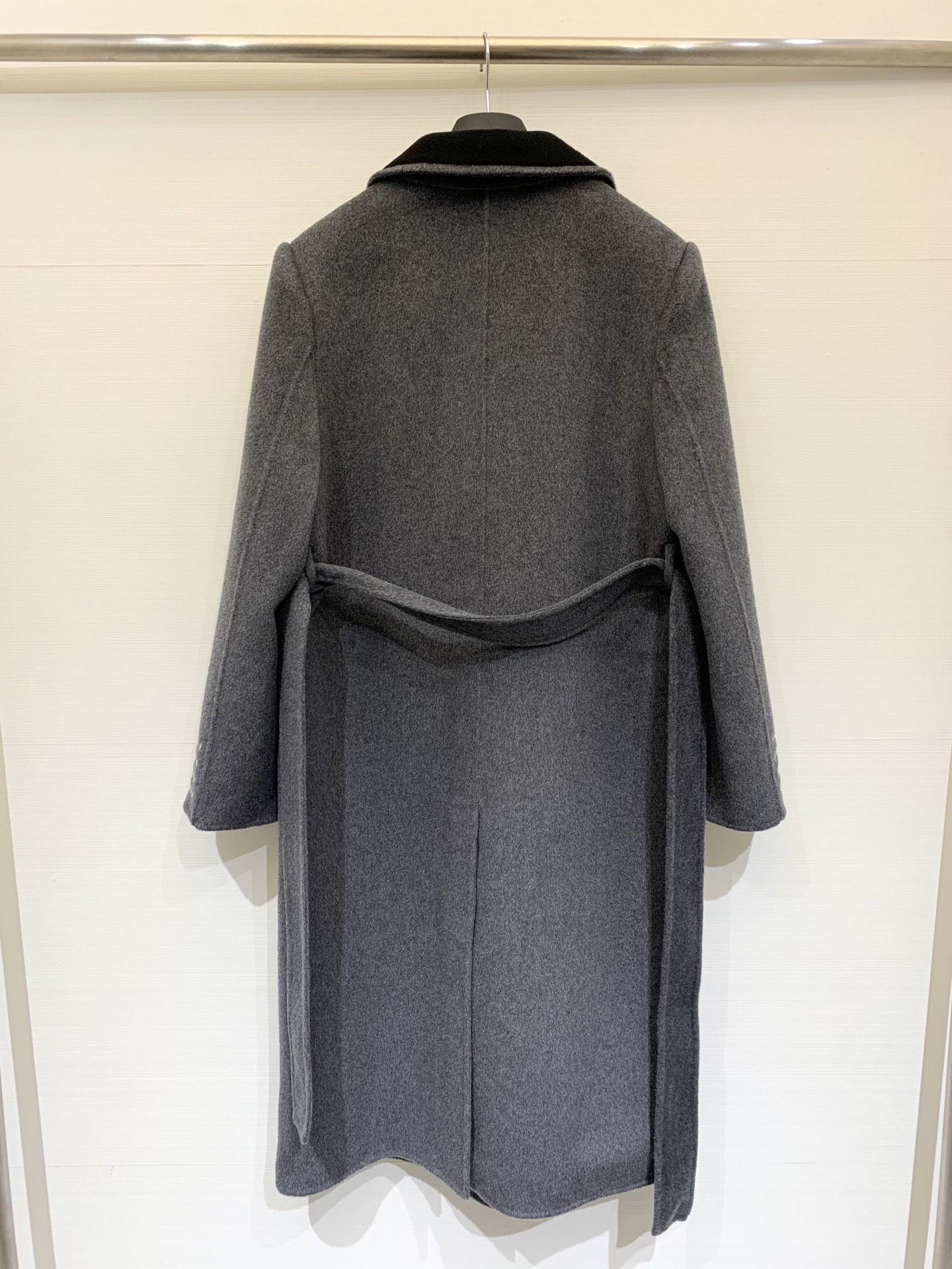 MM6 2025秋冬新款 明线翻领廓形羊毛大衣 100%羊毛 明线勾勒复古翻领与双口袋双排扣 赋予衣身自