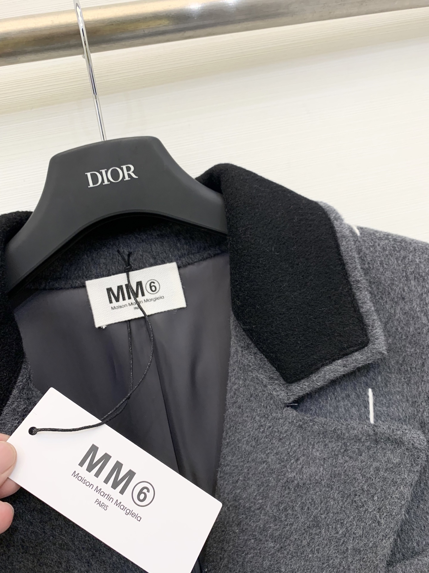 MM6 2025秋冬新款 明线翻领廓形羊毛大衣 100%羊毛 明线勾勒复古翻领与双口袋双排扣 赋予衣身自