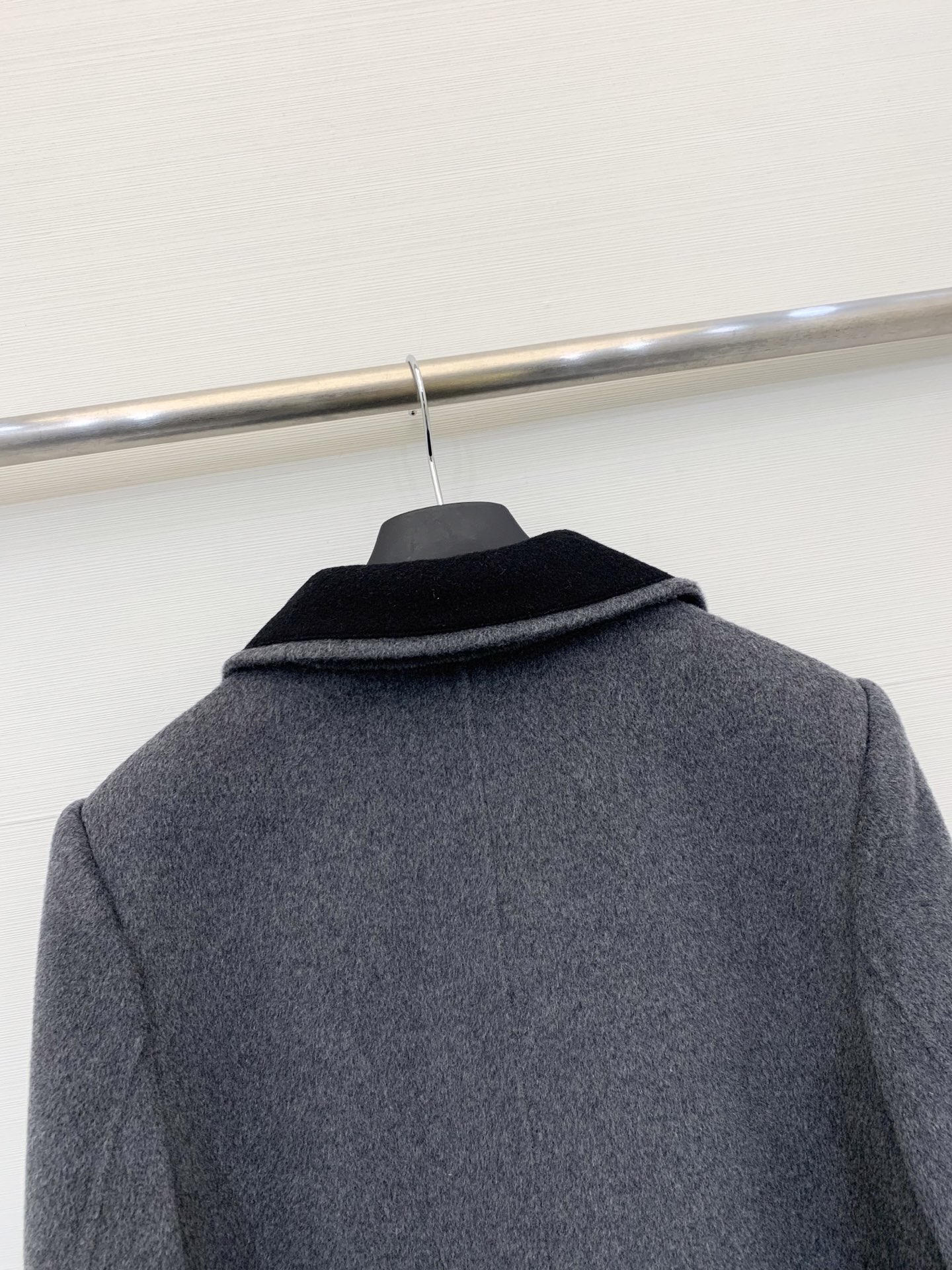 MM6 2025秋冬新款 明线翻领廓形羊毛大衣 100%羊毛 明线勾勒复古翻领与双口袋双排扣 赋予衣身自