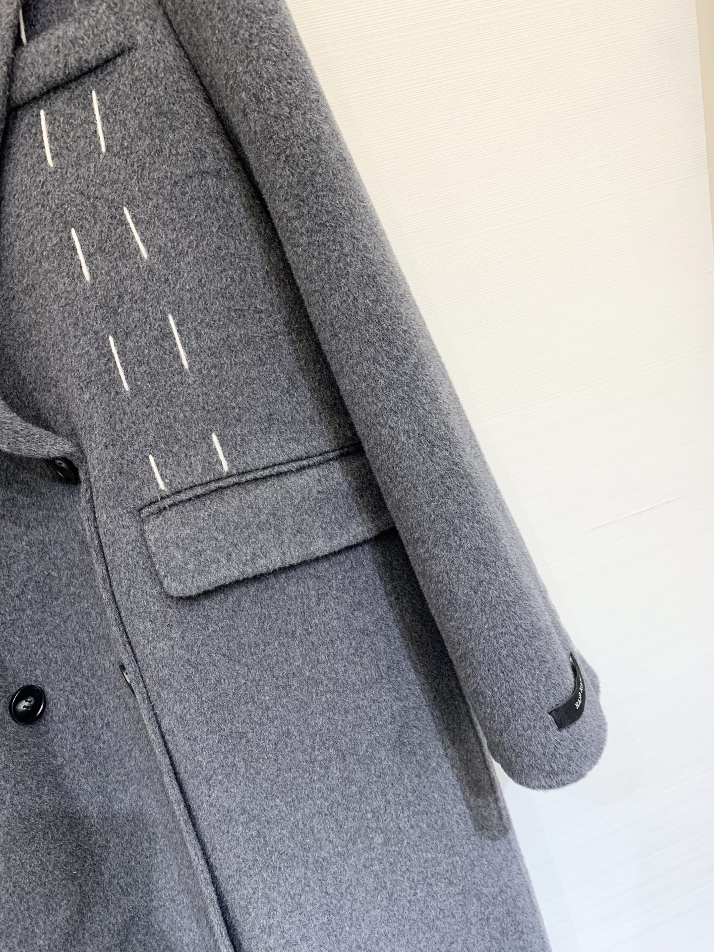 MM6 2025秋冬新款 明线翻领廓形羊毛大衣 100%羊毛 明线勾勒复古翻领与双口袋双排扣 赋予衣身自